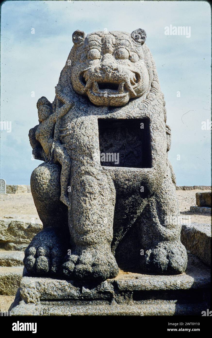 India Māmallapuram Shore Temple immagine inedita 3. Swaan, Wim. 1968 o precedenti materiali di produzione fotografica per città di Mughul India: Delhi, Agra, Fatehpur Sikri fotografie di architettura sono state selezionate e digitalizzate da questi materiali. Ritratti, immagini etnografiche e immagini di oggetti museali sono stati esclusi. Le immagini digitali sono disposte geograficamente, prima per paese, poi per città, poi per sito complesso o monumento, con tutti i nomi in ordine alfabetico. I nomi delle località derivano da Getty Thesaurus of Geographic Names (TGN)®, Library of Congress Subject Headings e schol Foto Stock