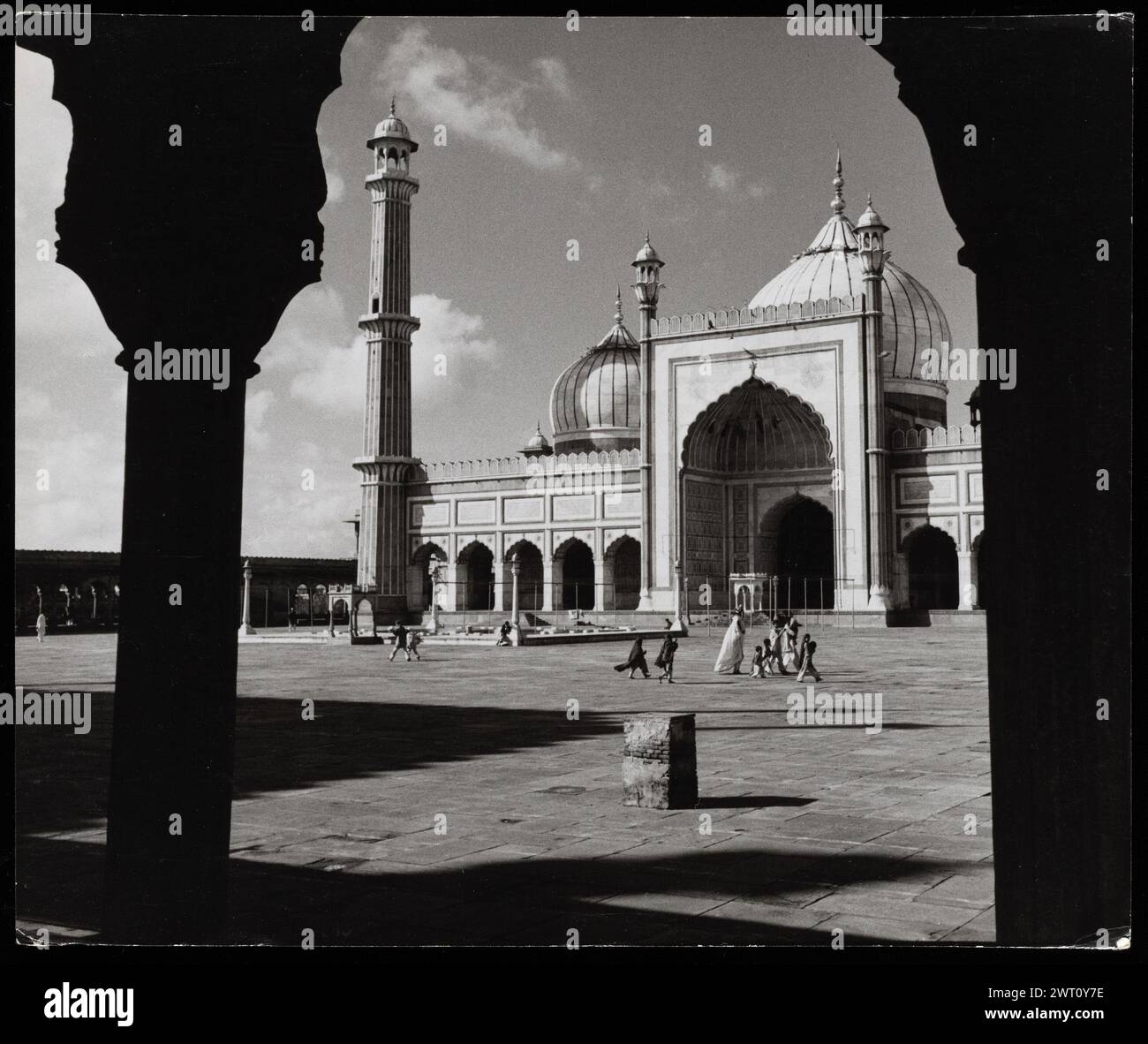 India Delhi Jami Masjid immagine inedita 2. Swaan, Wim. 1968 o precedenti materiali di produzione fotografica per città di Mughul India: Delhi, Agra, Fatehpur Sikri fotografie di architettura sono state selezionate e digitalizzate da questi materiali. Ritratti, immagini etnografiche e immagini di oggetti museali sono stati esclusi. Le immagini digitali sono disposte geograficamente, prima per paese, poi per città, poi per sito complesso o monumento, con tutti i nomi in ordine alfabetico. I nomi delle località derivano dal Getty Thesaurus of Geographic Names (TGN)®, dalle intestazioni tematiche della Library of Congress e dal pub accademico Foto Stock