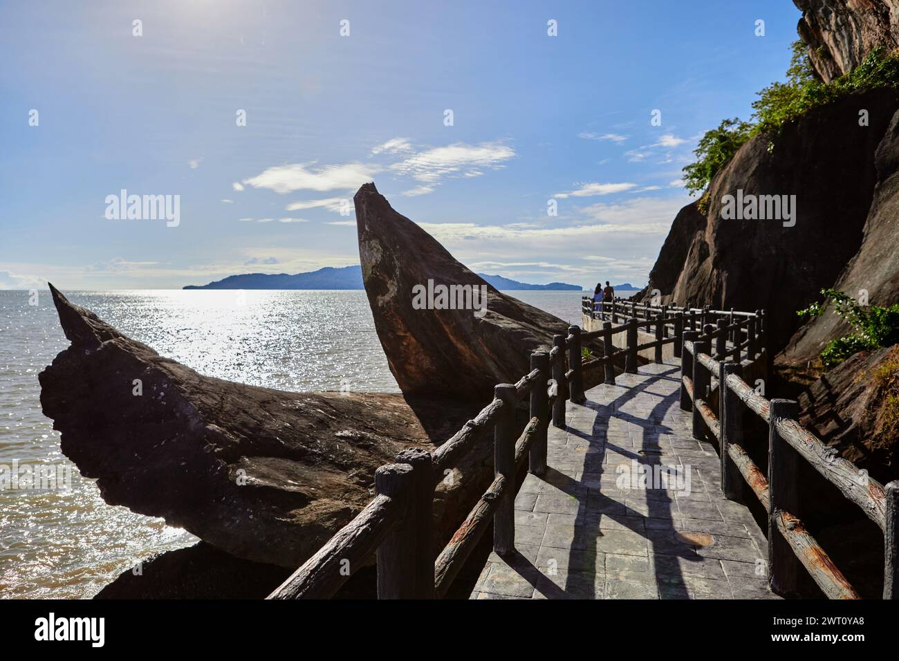 La passerella sul lungomare lungo il bordo del mare a Mu Ko Phetra Foto Stock