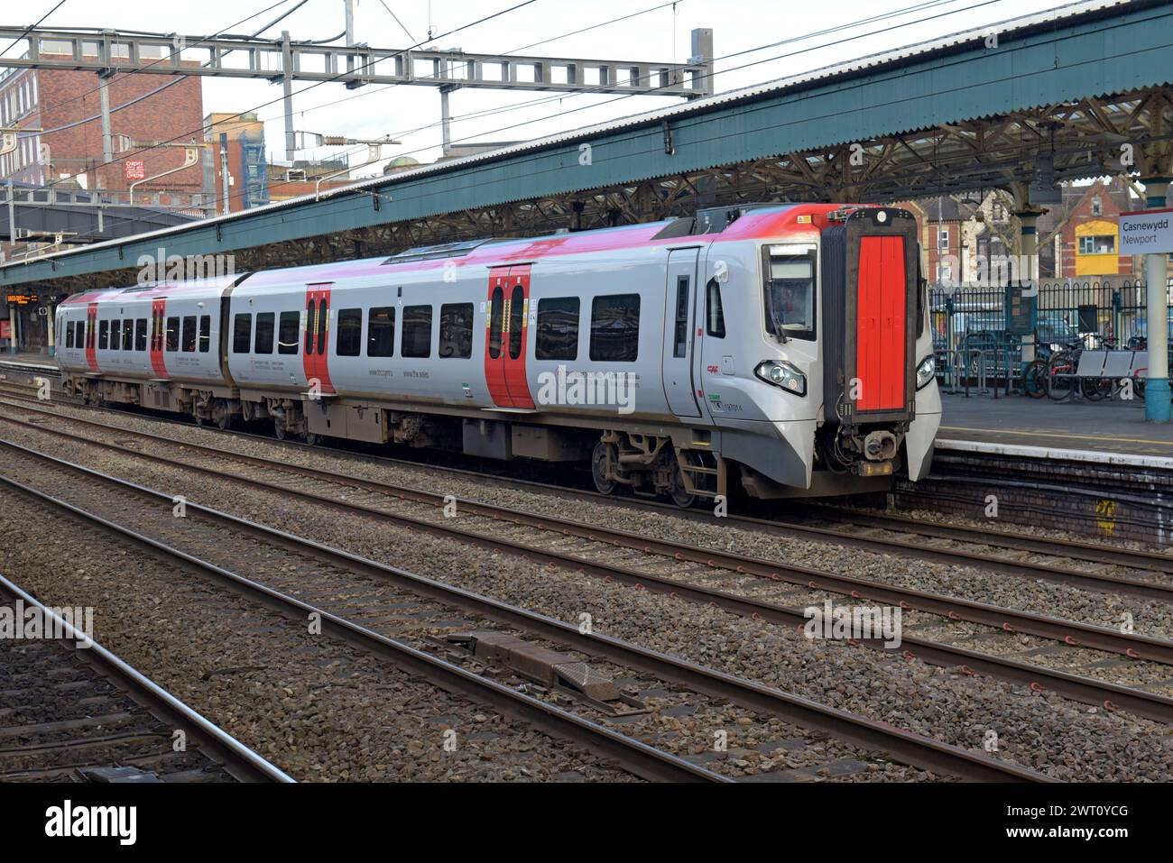 New Transport for Wales, treno DMU CAF Classe 197 presso la stazione ferroviaria di Newport, Galles, febbraio 2024 Foto Stock