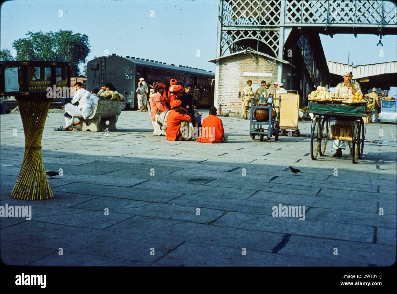 India Mathura Stations immagine inedita 1. Swaan, Wim. 1968 o precedenti materiali di produzione fotografica per città di Mughul India: Delhi, Agra, Fatehpur Sikri fotografie di architettura sono state selezionate e digitalizzate da questi materiali. Ritratti, immagini etnografiche e immagini di oggetti museali sono stati esclusi. Le immagini digitali sono disposte geograficamente, prima per paese, poi per città, poi per sito complesso o monumento, con tutti i nomi in ordine alfabetico. I nomi delle località derivano dal Getty Thesaurus of Geographic Names (TGN)®, dalle intestazioni tematiche della Biblioteca del Congresso e dal Publ accademico Foto Stock