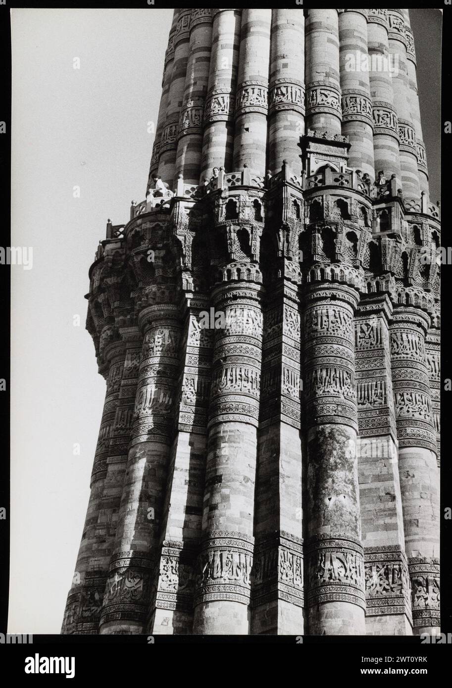 India Delhi Qutb Minar immagine inedita 2. Swaan, Wim. 1968 o precedenti materiali di produzione fotografica per città di Mughul India: Delhi, Agra, Fatehpur Sikri fotografie di architettura sono state selezionate e digitalizzate da questi materiali. Ritratti, immagini etnografiche e immagini di oggetti museali sono stati esclusi. Le immagini digitali sono disposte geograficamente, prima per paese, poi per città, poi per sito complesso o monumento, con tutti i nomi in ordine alfabetico. I nomi delle località derivano dal Getty Thesaurus of Geographic Names (TGN)®, dalle intestazioni tematiche della Biblioteca del Congresso e dal Publ accademico Foto Stock