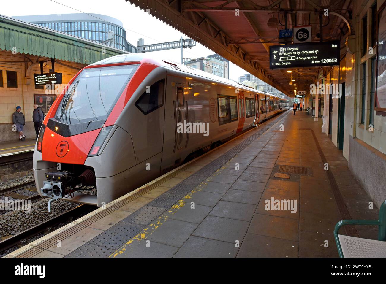 Passeggeri che salgono su un nuovo treno DMU Stadler Flirt classe 231 del Galles alla stazione centrale di Cardiff, febbraio 2024 Foto Stock