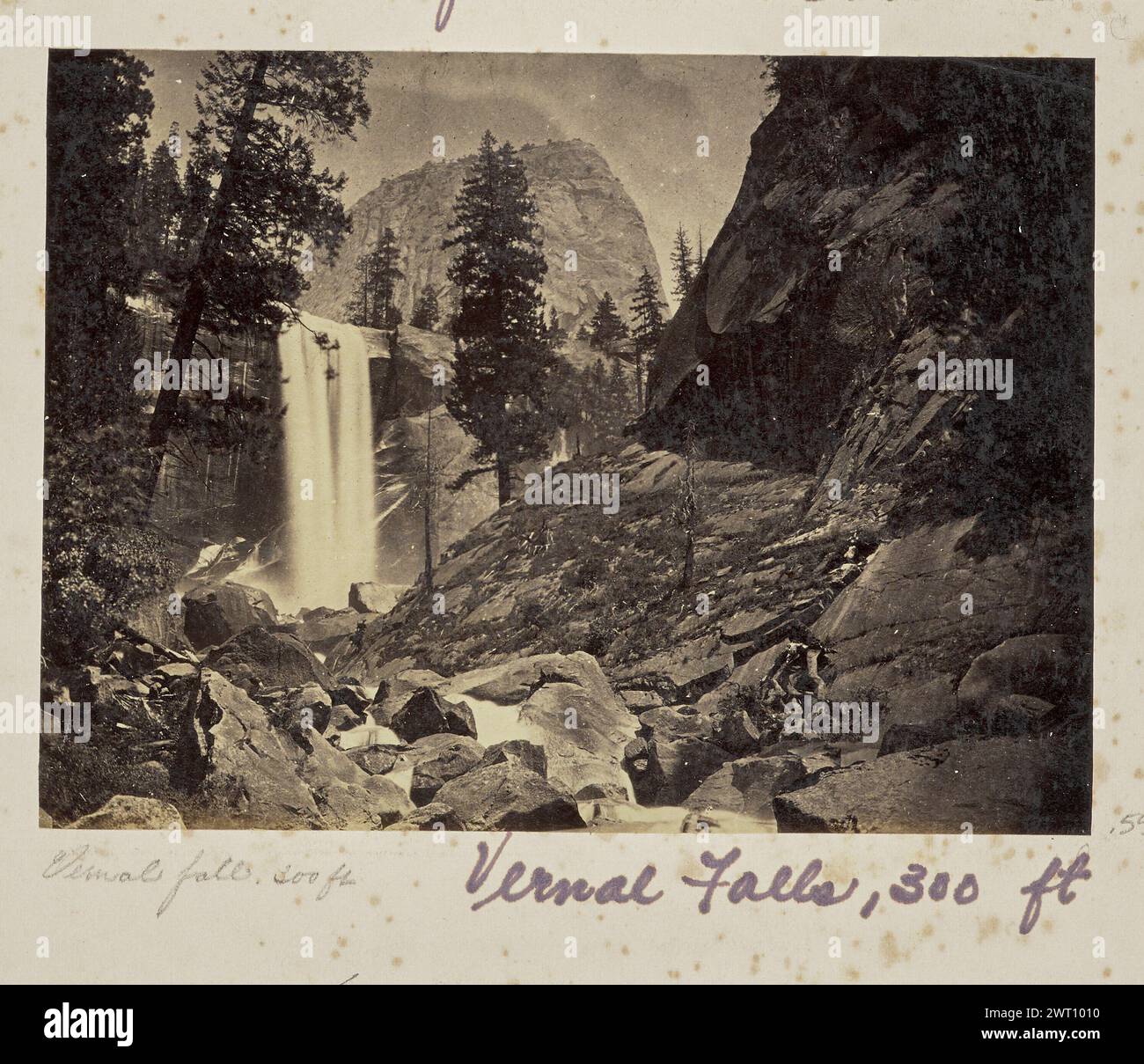 Piwyac - The Vernal Fall - 300 metri circa, Yosemite Valley, Mariposa County, CAL. (N.21). Carleton Watkins, fotografo (americano, 1829 - 1916) 1861 Vista della caduta di Vernal nel Parco Nazionale di Yosemite. Un ruscello roccioso può essere visto in primo piano. (Recto, monta) al centro inferiore, sotto l'immagine, a matita: "Cascate vernali [sic], 300 ft."; al centro inferiore, a matita, in una mano diversa: "Watkins? / 1861? / Lady Franklin's / Party"; in basso a destra, sotto l'immagine, in inchiostro viola: "Vernal Falls, 300 ft"; in basso a destra, a matita: "Firmato in Glass stereo / nel museo Yosemite / 1861"; Foto Stock