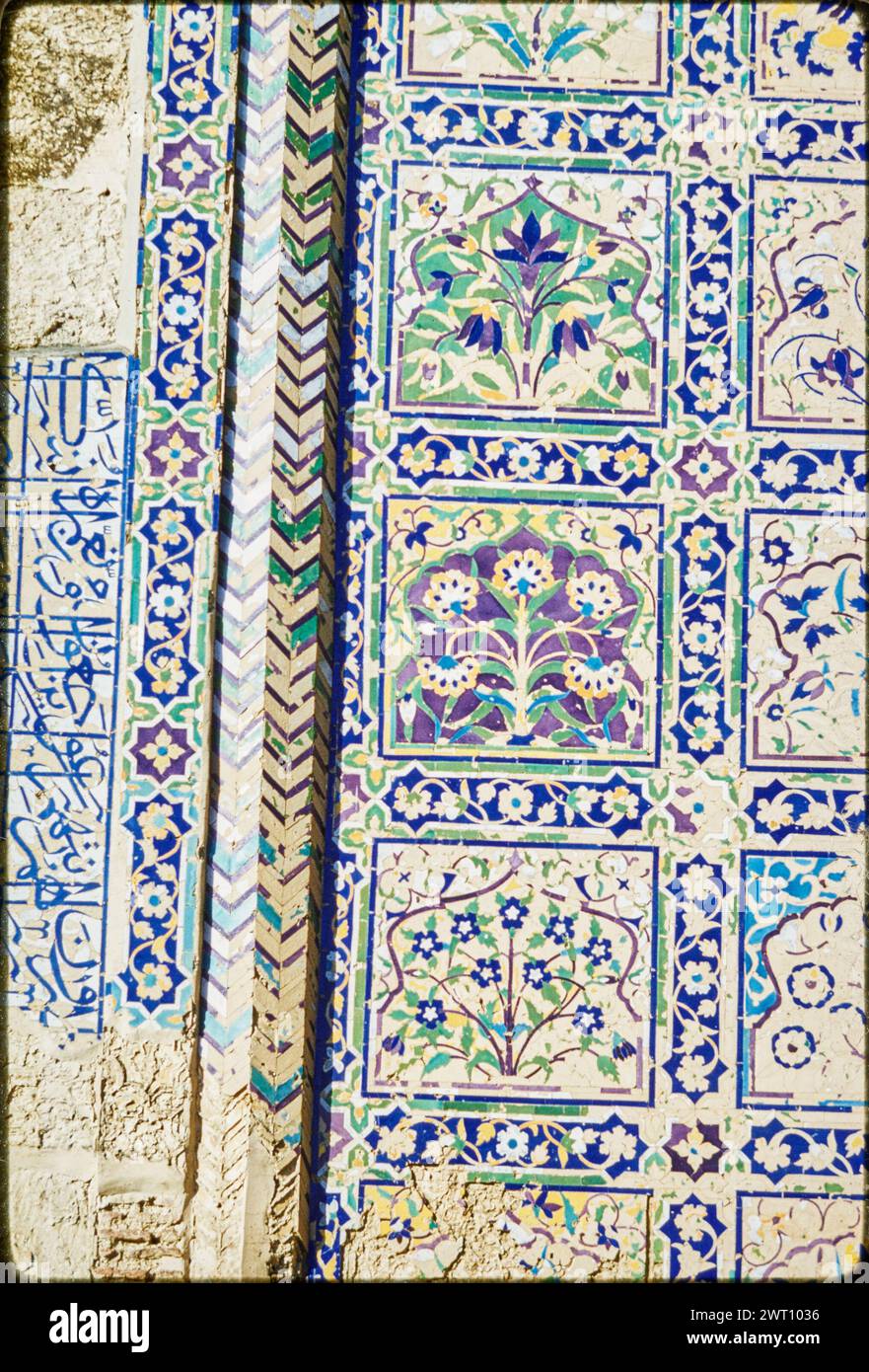 India Āgra Chini-ka-Rauza Plate 46. Swaan, Wim. 1968 o precedenti materiali di produzione fotografica per città di Mughul India: Delhi, Agra, Fatehpur Sikri fotografie di architettura sono state selezionate e digitalizzate da questi materiali. Ritratti, immagini etnografiche e immagini di oggetti museali sono stati esclusi. Le immagini digitali sono disposte geograficamente, prima per paese, poi per città, poi per sito complesso o monumento, con tutti i nomi in ordine alfabetico. I nomi delle località derivano dal Getty Thesaurus of Geographic Names (TGN)®, dalle intestazioni tematiche della Library of Congress e dalle pubblicazioni scientifiche Foto Stock