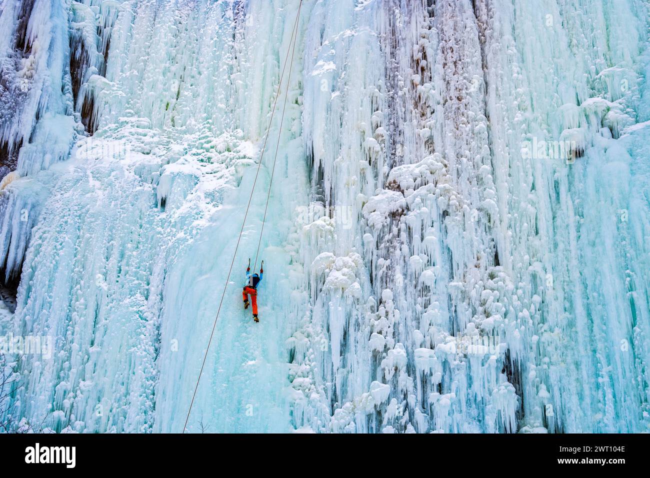 Ice Climber su una grande parete di ghiaccio a Ouray, Colorado Foto Stock
