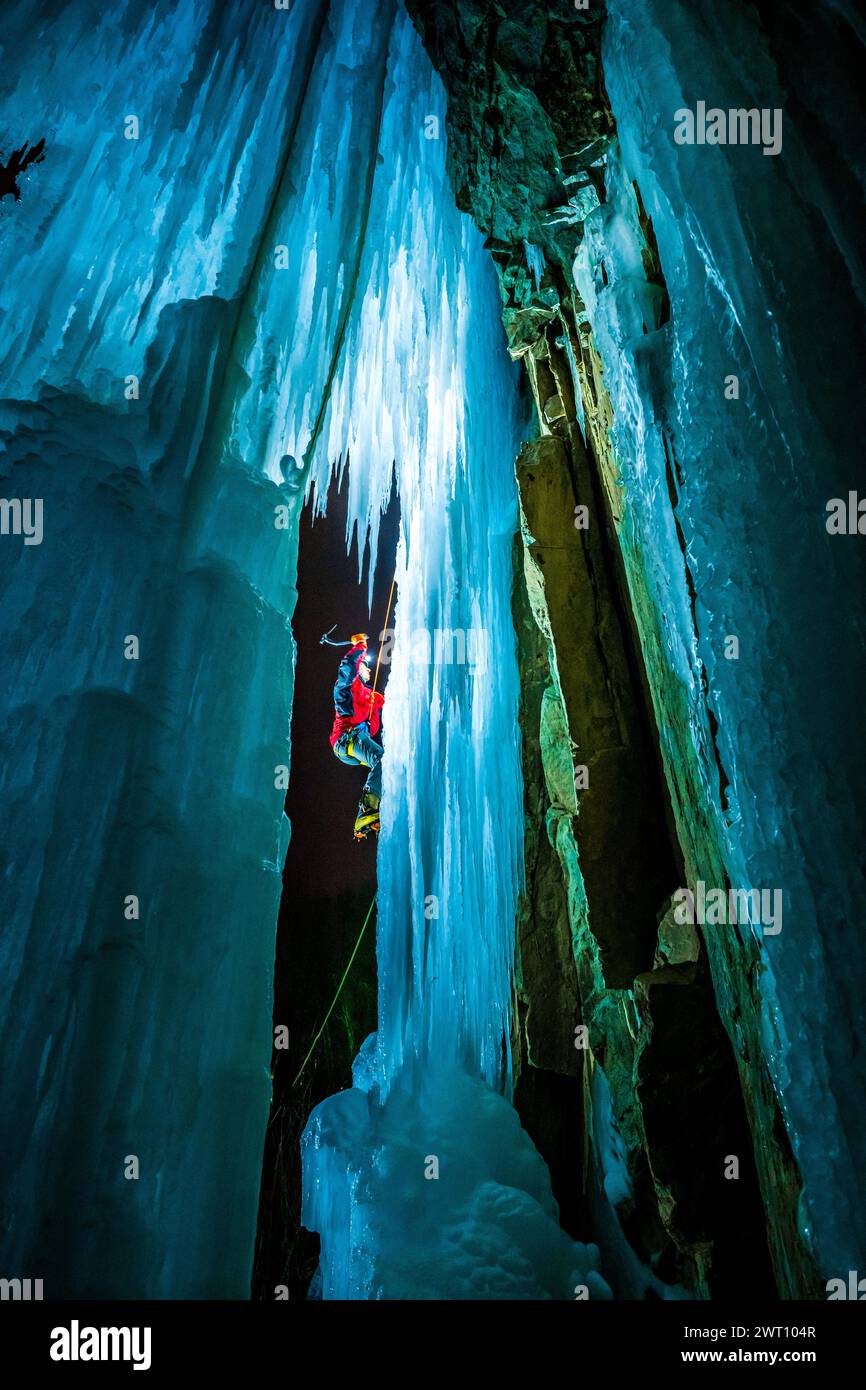 Ice Climber a Ouray, Colorado Climbing di notte Foto Stock