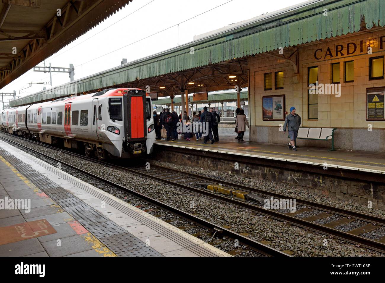 Passeggeri che salgono su un nuovo treno DMU Transport for Wales CAF Classe 197 alla stazione centrale di Cardiff, febbraio 2024 Foto Stock