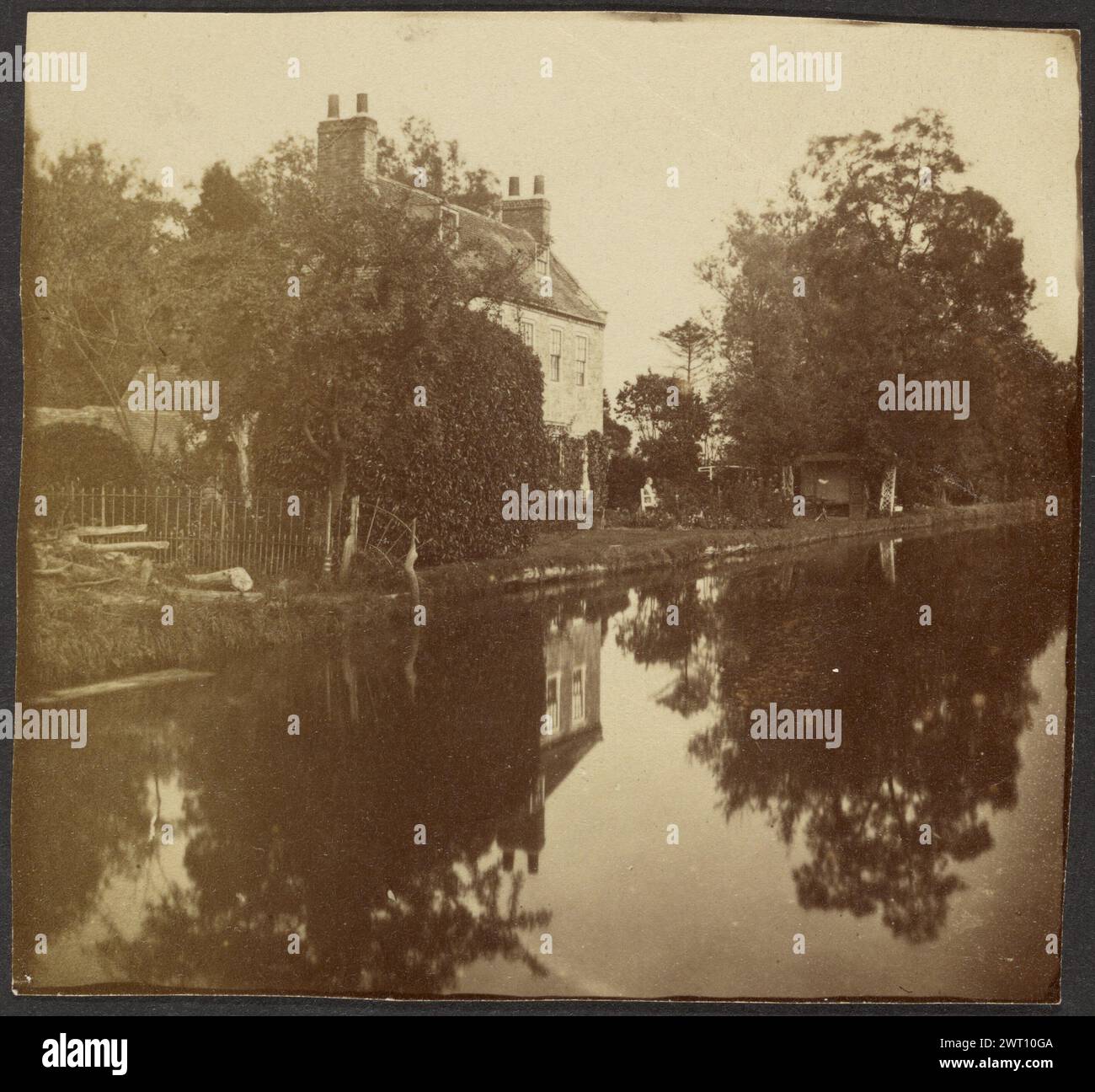 Paesaggio con lago. Sconosciuto, fotografo tardo XIX secolo Vista di una casa con alberi sul bordo di un fiume. Foto Stock