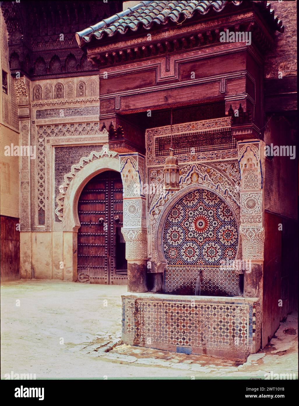 Morocco Fès Najjarin Fountain immagine inedita 3. Swaan, Wim. 1967 o precedenti materiali di produzione fotografica per il Marocco: Marrakesh, Fez, Rabat fotografie di architettura sono stati selezionati e digitalizzati da questi materiali. Ritratti, immagini etnografiche e immagini di oggetti museali sono stati esclusi. Le immagini digitali sono disposte geograficamente, prima per paese, poi per città, poi per sito complesso o monumento, con tutti i nomi in ordine alfabetico. I nomi delle località derivano dal Getty Thesaurus of Geographic Names (TGN)®, dalle intestazioni tematiche della Library of Congress e dalle pubblicazioni scientifiche. Publ Foto Stock