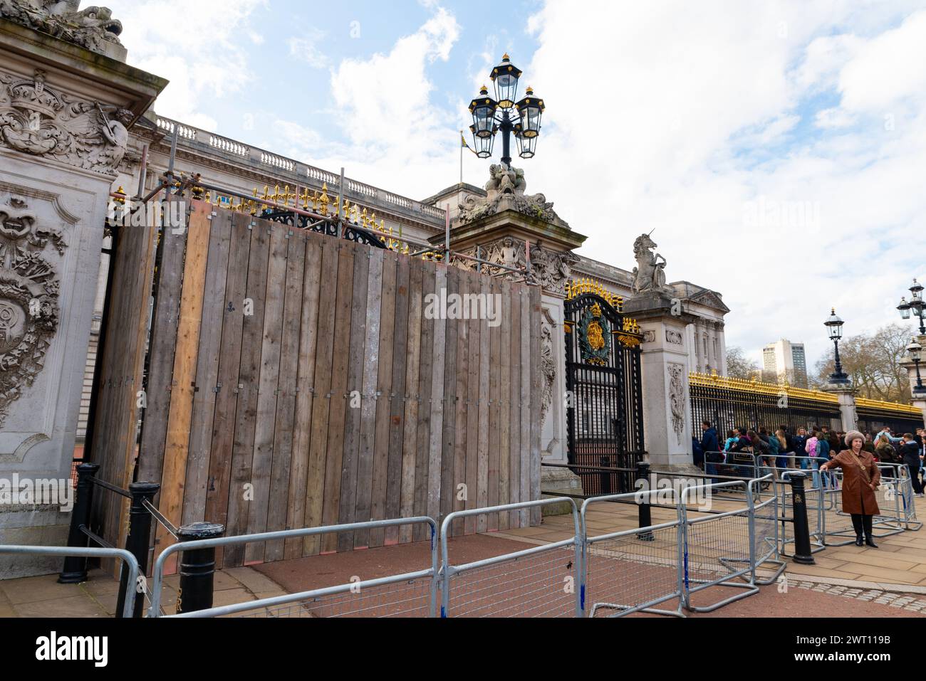Salito sul cancello d'ingresso di Buckingham Palace, danneggiato dopo essere stato investito da un'auto. Residenza reale, Londra, Regno Unito Foto Stock