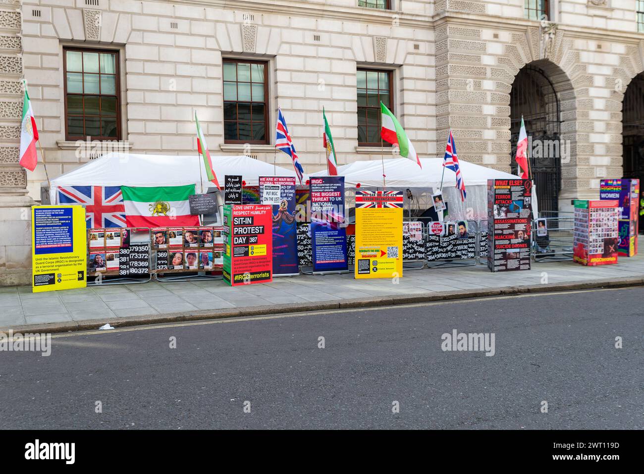 Campo di protesta contro il corpo delle guardie rivoluzionarie islamiche (IRGC) in King Charles Street, Londra, Regno Unito, al di fuori del Foreign, Commonwealth & Development Office Foto Stock