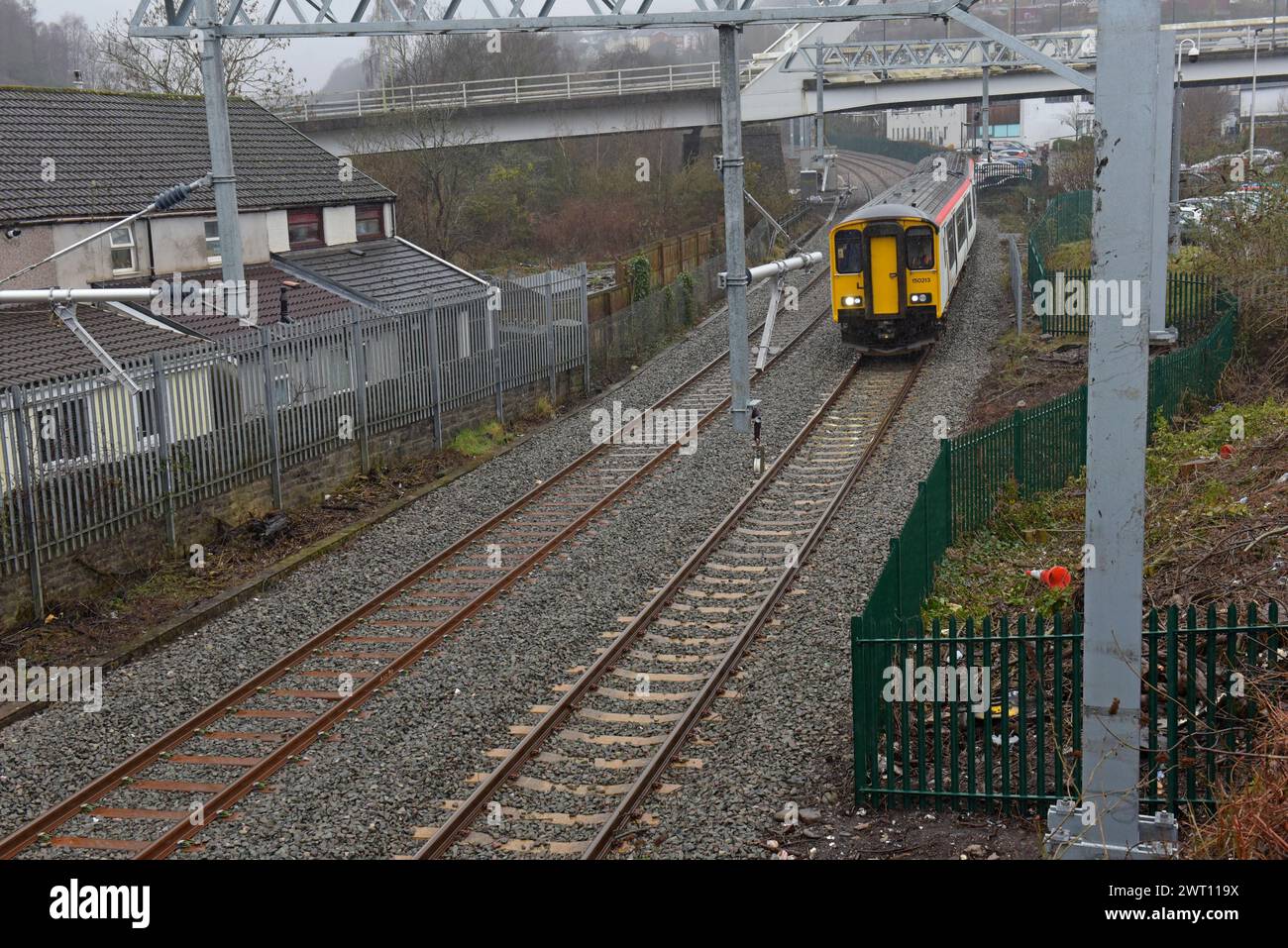 TFW 150213 driver training sulla linea Treherbert, in esecuzione con installazione OLE parzialmente completa a Porth, 13 febbraio 2024 Foto Stock