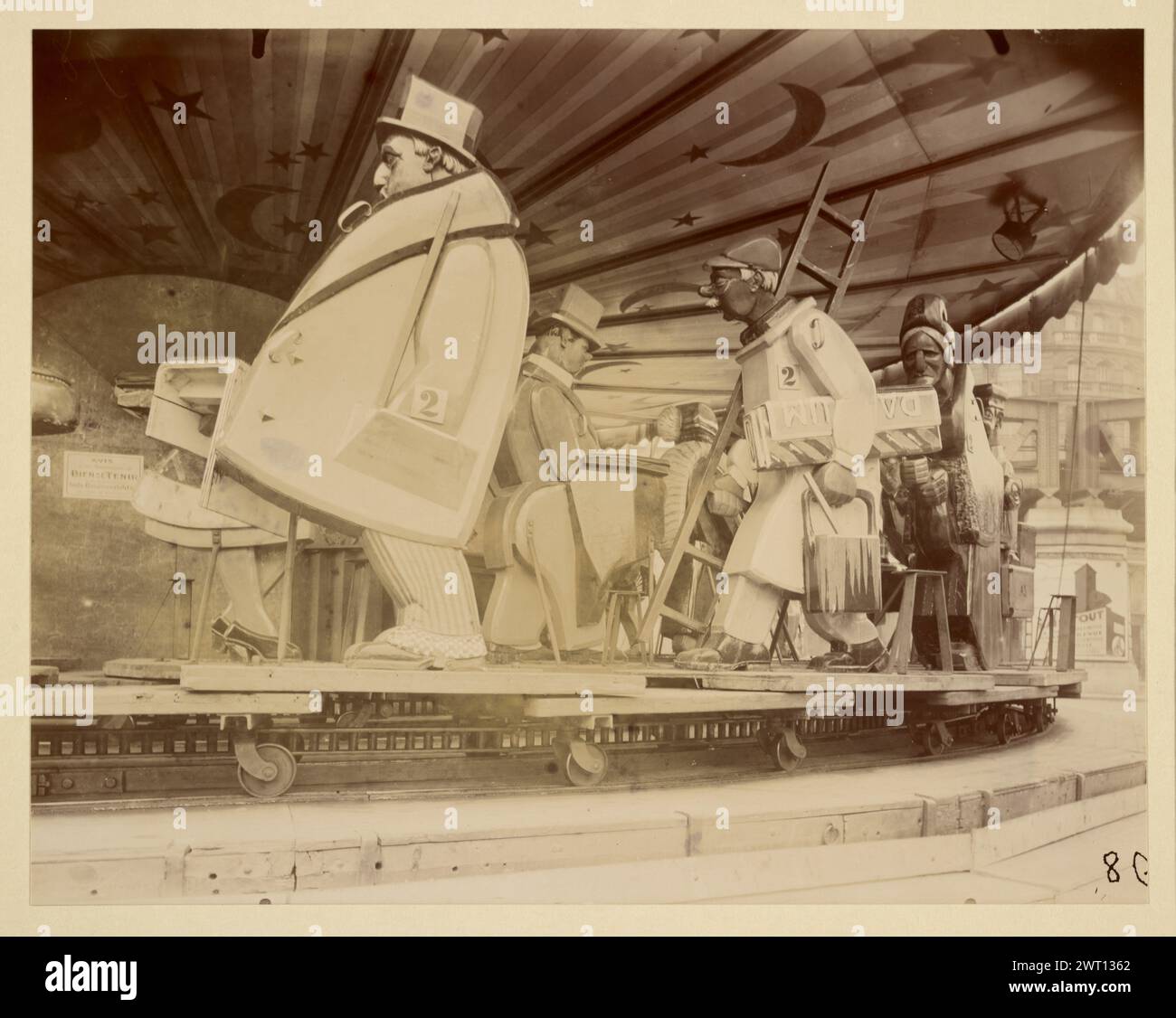 Fête du Trone. Eugène Atget, fotografo (francese, 1857 - 1927) 1926 giostra con figure di lavoratori al posto degli animali. (Recto stampa) in basso a destra, sul negativo: '68' [stampato al contrario] (montaggio verso) in alto al centro, a matita: 'Fête du Trone' in alto a destra, a matita: '68' [sottolineato] Foto Stock