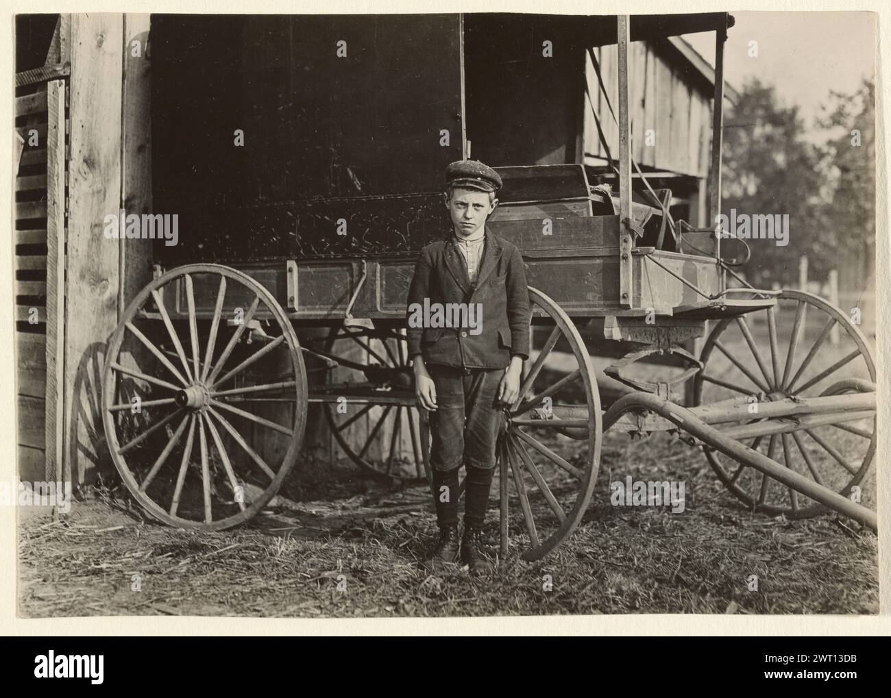 Orley Shrouce, 10 anni, 8 Ozark Mill, Gastonia, North Carolina. Lewis W. Hine, fotografo (americano, 1874 - 1940) Nov-08 Un giovane ragazzo che indossa i knickerbockers e un berretto davanti a un carro. (Verso, stampa) matita: "275 [inciso due volte]"; Foto Stock