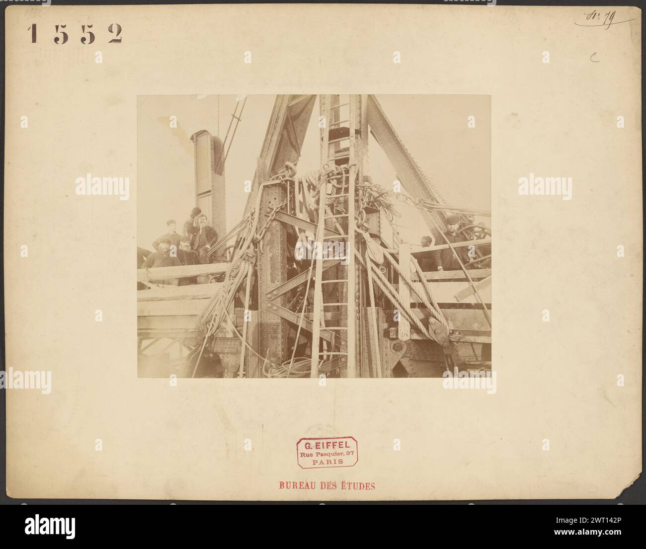 Corde, scale, macchinari, lavoratori: Torre Eiffel. Albert Fernique, fotografo (francese, 1841 - 1898) 1888 Foto Stock
