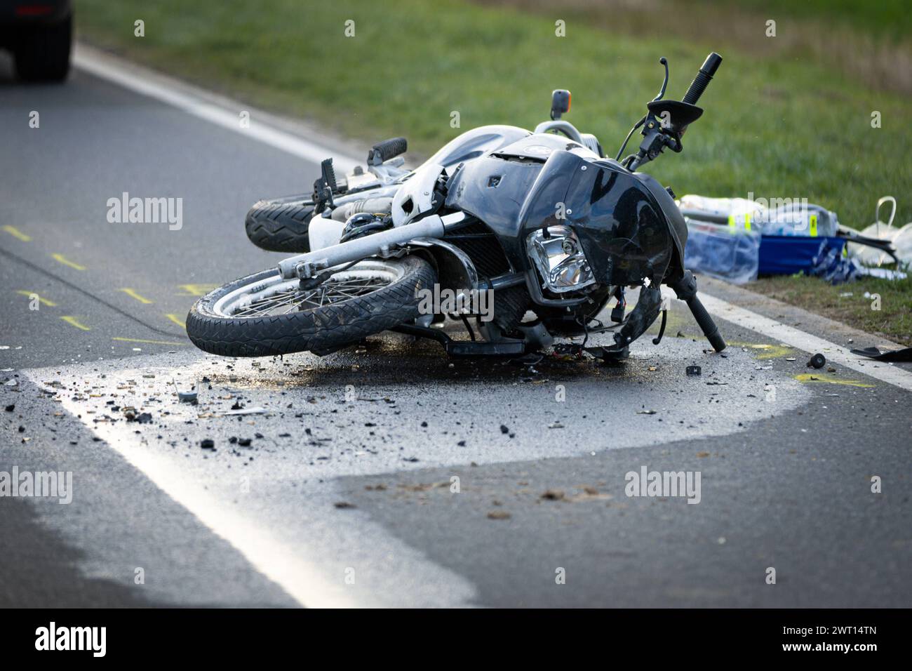 Melle, Germania 14. März 2024 Im Bild: Ein Motorrad, Zweirad, liegt nach einem Unfall auf einer Landstraße. Die Unfallspuren peccd mit Farbe markiert. Niedersachsen *** Melle, Germania 14 marzo 2024 nella foto Una motocicletta, due ruote, si trova su una strada di campagna dopo un incidente i binari dell'incidente sono contrassegnati con vernice bassa Sassonia Copyright: XFotostandx/xGelhotx Foto Stock