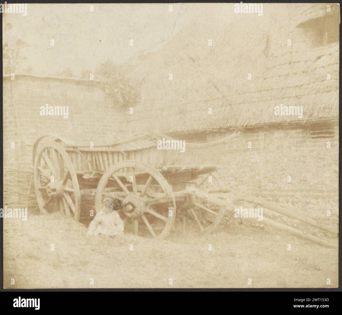 Carrello in legno. Sconosciuto, fotografo metà del XIX secolo Vista di un carro di legno con un bambino seduto alla base di una delle ruote. Foto Stock