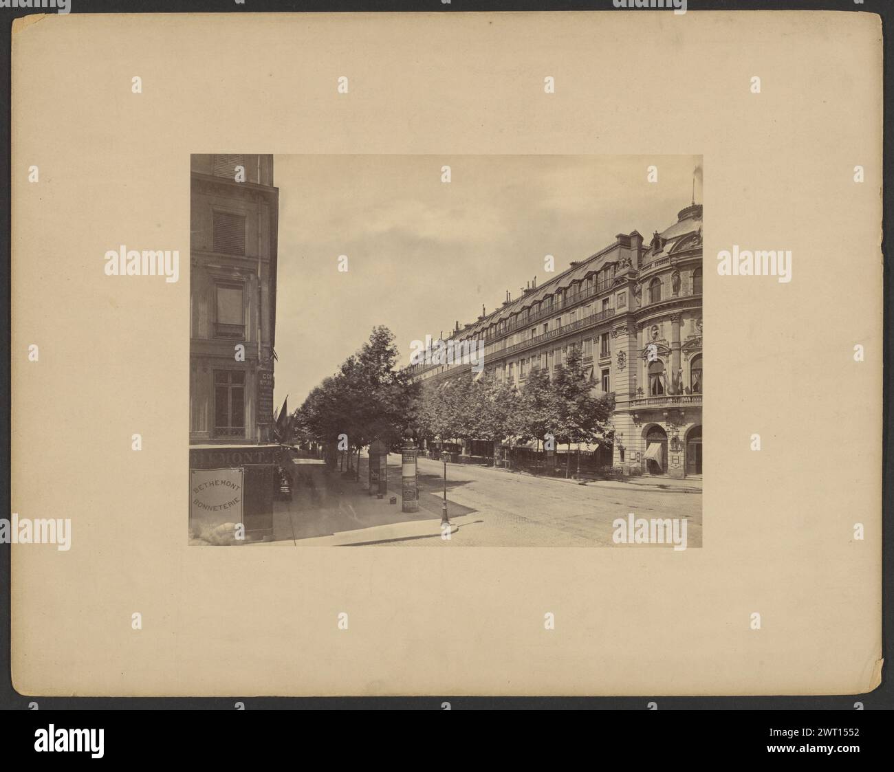 Boulevard des Capucines, all'angolo con Rue Louis le Grand, Parigi. Francis Frith, fotografo (inglese, 1822 - 1898) intorno agli anni '1870 vista angolata di un'ampia strada alberata senza persone visibili. (Verso) in basso a sinistra, in inchiostro nero: 'Paris' in basso a sinistra, a matita: '3646' [capovolto] in basso al centro, in nero: 'Boulevard des Capucines/ angolo di Rue Louis le Grand Foto Stock