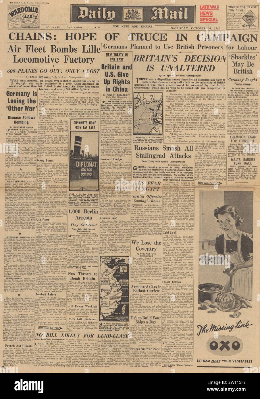 1942 la prima pagina del Daily mail riporta i prigionieri di guerra britannici in catene dopo il raid di Dieppe e la battaglia di Stalingrado Foto Stock
