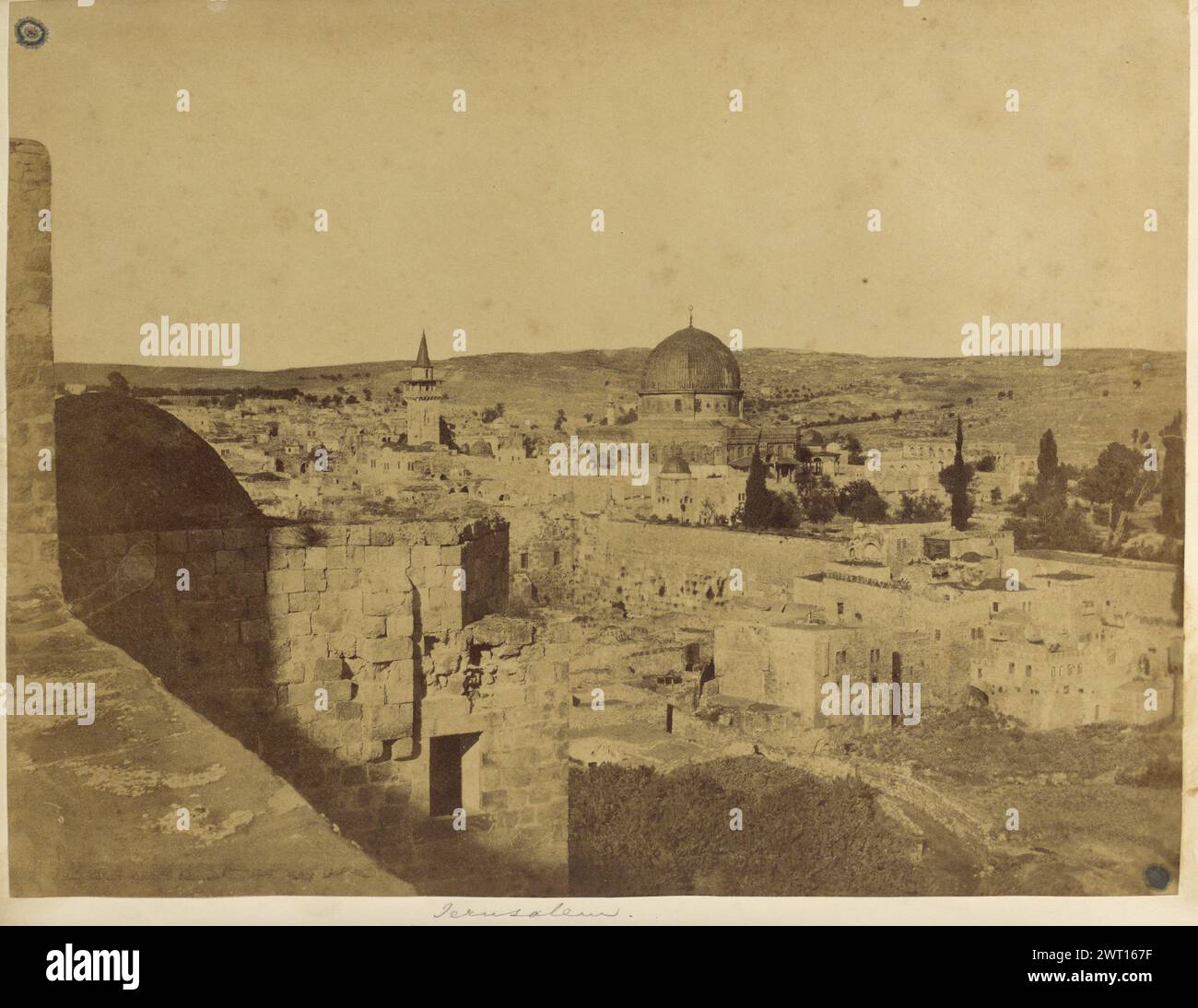 Paesaggio cittadino. Forse il reverendo Albert Augustus Isaacs, fotografo (britannico, nato in Giamaica, 1826 - 1903) intorno al 1850-1860, Una vista su una città con diversi edifici in pietra. E' presente un grande tetto a cupola nel mezzo della citta'. Una torre con il tetto a guglie è a breve distanza. Alcuni degli edifici sembrano essere in rovina. Foto Stock