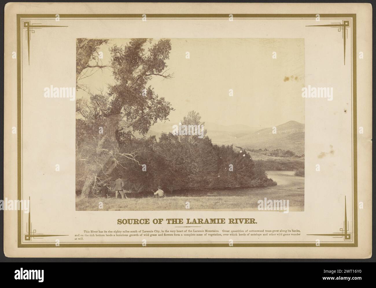 Sorgente del fiume Laramie. Wyoming... A.J. Russell, fotografo (americano, 1830 - 1902) maggio 1868 tre uomini si riunirono ai margini di un fiume, accanto ad un albero. Il fiume si snoda tra aree boschive e montagne erbose. (Verso, Mount) in basso a destra, matita: "Russell-7"; Foto Stock