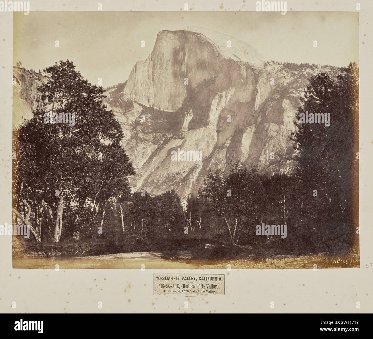 Yo-Sem-i-te Valley, California. Tis-sa-ack, (dea della valle), semi-Dome, 4.750 metri sopra la valle. Eadweard J. Muybridge, fotografo (americano, Born England, 1830 - 1904) negativo 1867, stampa in seguito View of Half Dome, noto anche come 'Tis-sa-ack' o 'Tissaack' nella lingua nativa Ahwahnechee, nel Parco Nazionale di Yosemite. Questa vista è visibile da lontano. Un'area densamente boscosa è visibile in primo piano. (Recto, montaggio) al centro a sinistra, accanto all'immagine, a matita: "P42 XIV Hitell [sic] [Sideways] / B&R 4042 [Sideways] / Bancroft 26 [Sideways]"; al centro inferiore, sotto l'immagine, stampato sull'etichetta, i Foto Stock