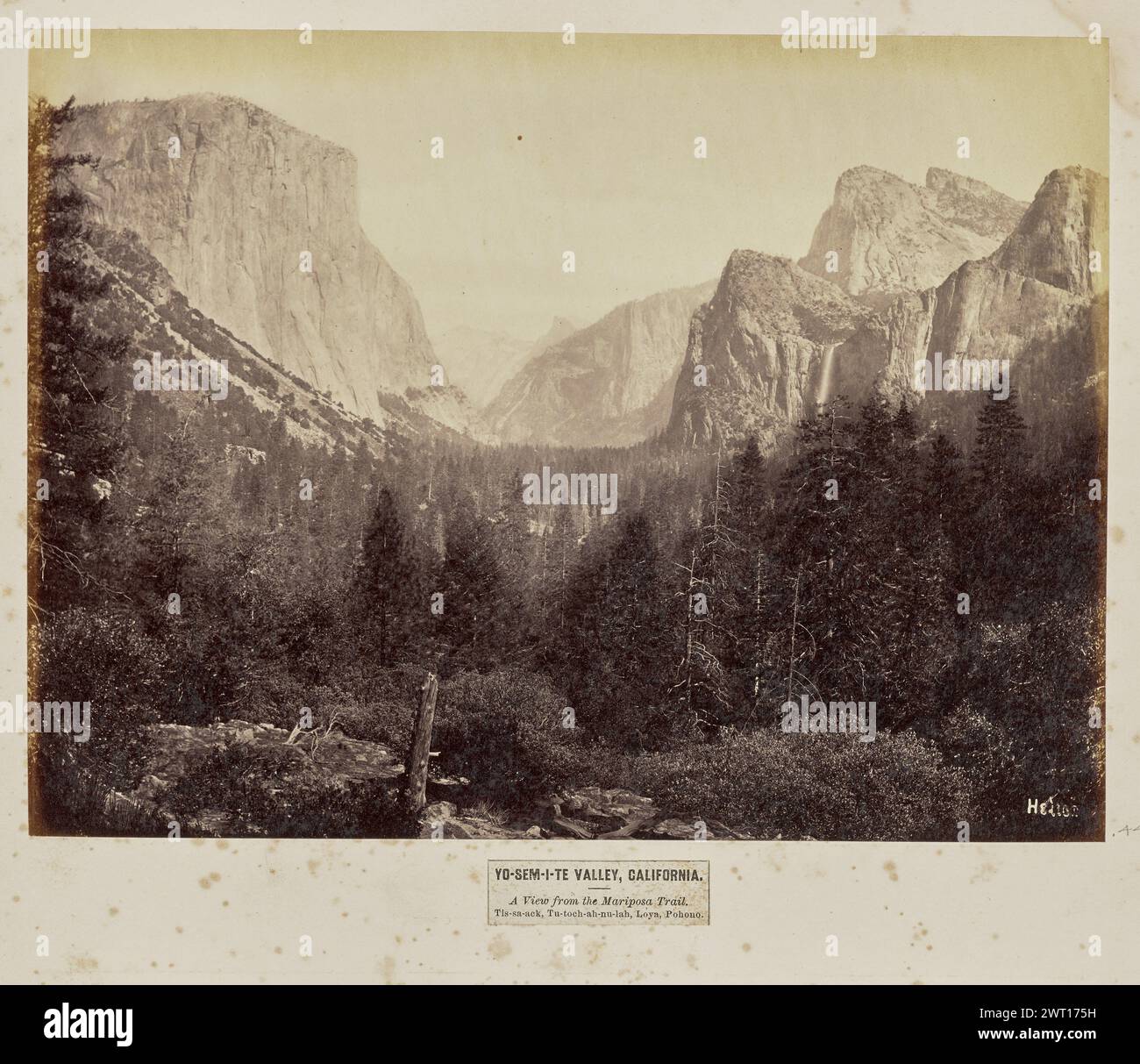 Yo-Sem-i-te Valley, California. Vista dal Mariposa Trail. Tis-sa-ack, tu-toch-ah-nu-lah, Loya, Pohono. Eadweard J. Muybridge, fotografo (americano, Born England, 1830 - 1904) negativo 1867 o 1872, stampa Later View of a Scenarios in Yosemite National Park. El Capitan, noto anche come "to-tock-ah-noo-lah" nella lingua Ahwahnechee nativa, è visibile nell'area in alto a sinistra dell'immagine, mentre Cathedral Rocks e Bridalveil Fall o "Pohono" possono essere visti nella zona destra dell'immagine. Half Dome e Sentinel Rock, o rispettivamente "Tis-sa-ack" e "Loya", sono visibili sullo sfondo. Un denso Foto Stock