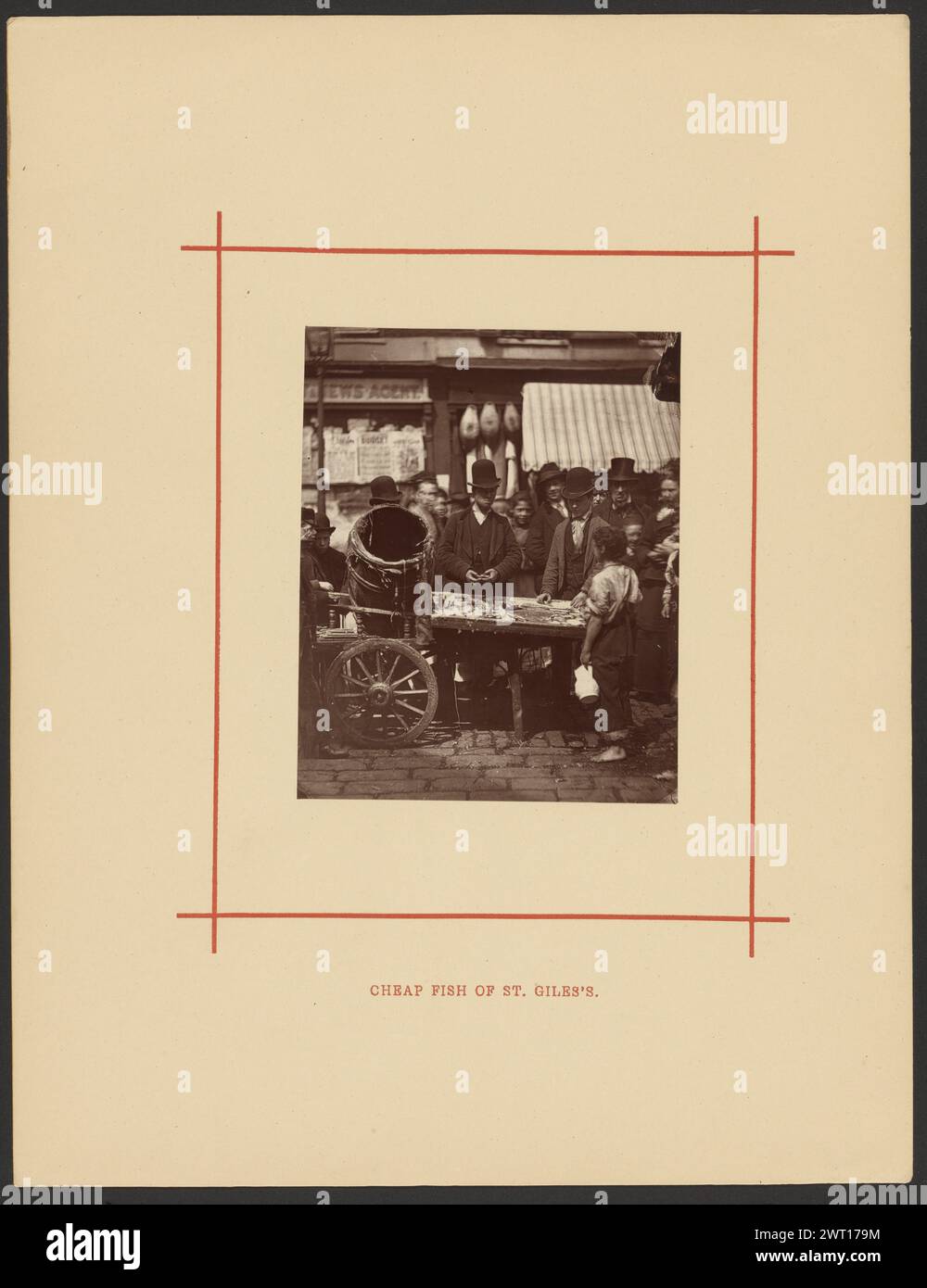 Il pesce a buon mercato di St. Giles John Thomson, fotografo (scozzese, 1837 - 1921) 1° agosto 1877 Un uomo si trova dietro la sua bancarella di pesci, circondato da una folla di spettatori. Di fronte alla stalla c'è un ragazzo che tiene in mano una caraffa. A sinistra c'è una grande botte dove il pesce è stato immagazzinato prima di essere immesso sul mercato. (Recto, Mount) centro inferiore, inchiostro rosso impresso: "PESCE A BUON MERCATO DI ST. DI GILES'; Foto Stock