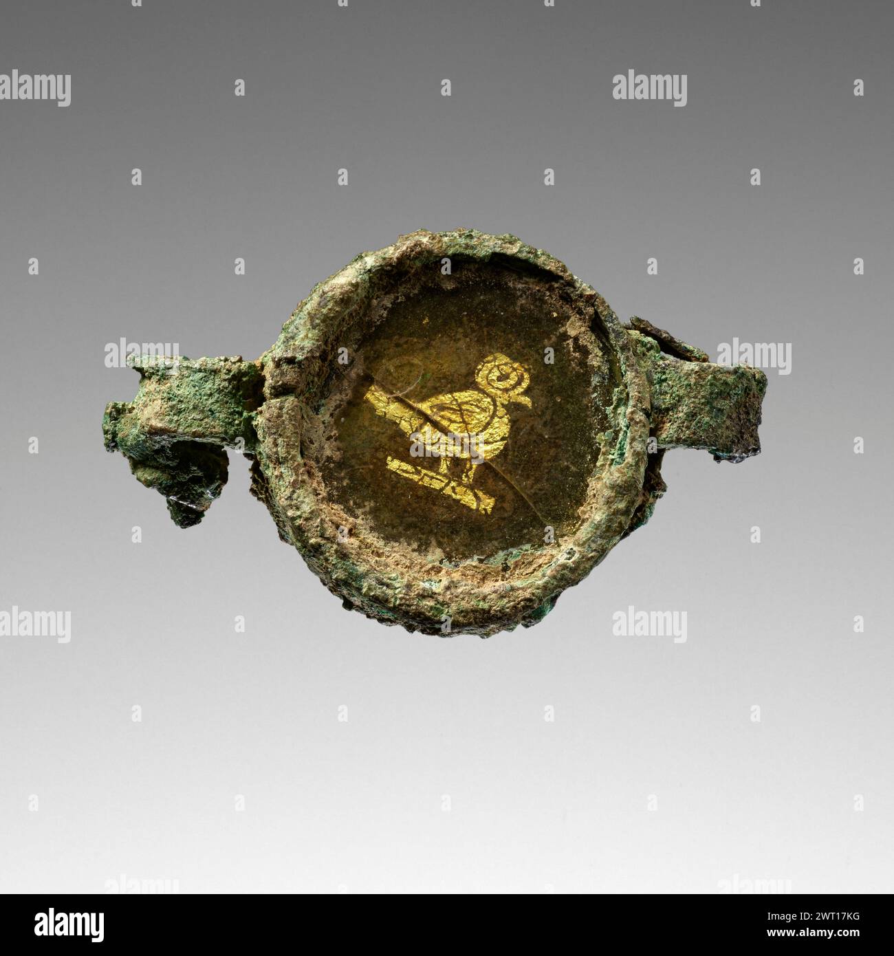 Comando a filo. Sconosciuto i-II secolo d.C. questo ciondolo è realizzato in vetro d'oro montato su un ambiente circolare in bronzo. Un uccello appollaiato su un ramoscello decora il ciondolo. La superficie è intemprata e incrinata. Foto Stock