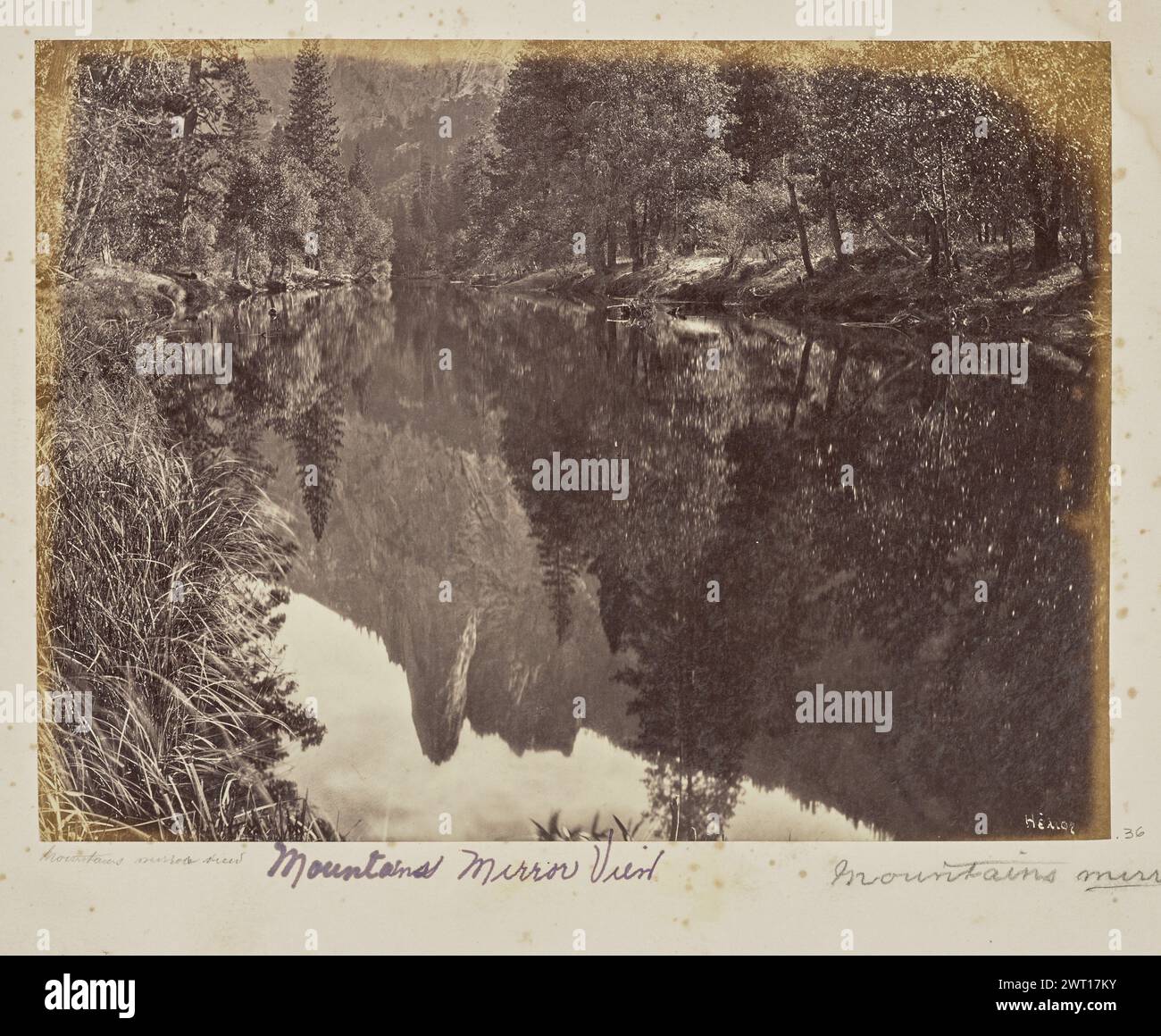 Vista sullo specchio delle montagne. Eadweard J. Muybridge, fotografo (americano, Born England, 1830 - 1904) negativo 1867 o 1872, stampa più tardi View of Cathedral Spires in Yosemite National Park, come riflesso sulla superficie di un corpo d'acqua. Alberi e arbusti crescono lungo il bordo dell'acqua. (Recto, monta) in alto a sinistra, a matita: "B&R 4101 [lateralmente]" / #9 [cerchiato]"; Centro a sinistra, sotto l'immagine, a matita: "Vista speculare montagne"; Centro, sotto l'immagine, in inchiostro viola: "Vista speculare montagne"; Centro a destra, sotto l'immagine, a matita, con una mano diversa: "Vista speculare montagne [sottolineata]"; Foto Stock