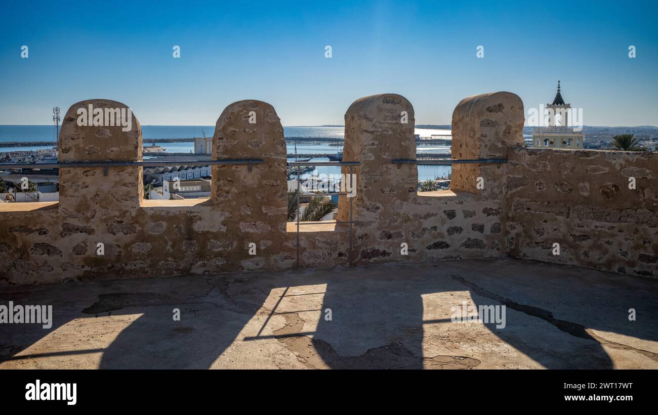 Guardando a sud dal tetto della Skifa el Kahla fino alla Moschea Sidi Mitr, al porto di pescatori e al porto di Mahdia, Tunisia Foto Stock