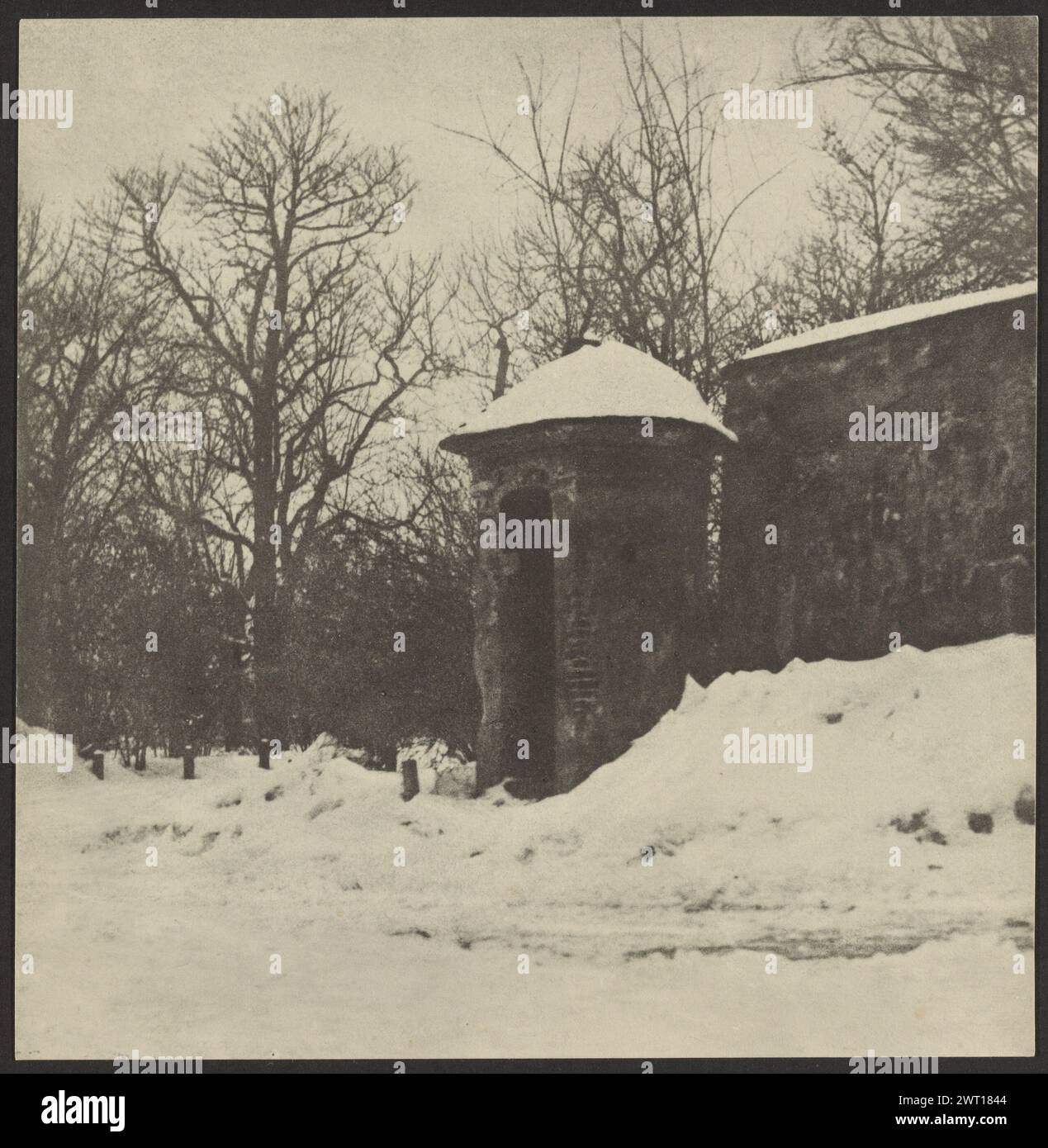 Parco innevato. Günther Krampf, fotografo (austriaco, 1899 - 1950) circa 1920–1930 Vista di un parco o di una foresta, coperta di neve. Un muro di pietra e uno stand sono sul bordo degli alberi aridi. Foto Stock