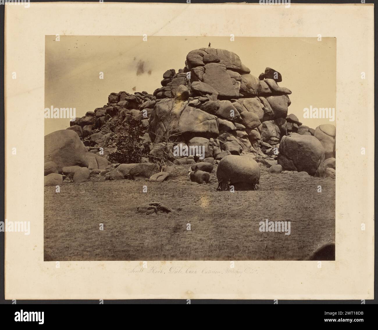 Skull Rock, Dale Creek Cannon, Distretto minerario Wyoming... A.J. Russell, fotografo (americano, 1830 - 1902) maggio 1868 uomo in piedi in cima a una pila di grandi rocce. Altri uomini si alzano sotto, all'ombra di un masso. (Recto, Mount) centro inferiore, in inchiostro nero: "Skull Rock, Dale Creek Cannon, Mining Dist." (Verso, Mount) in basso a destra, a matita: 'A.J. Russell .8' Foto Stock
