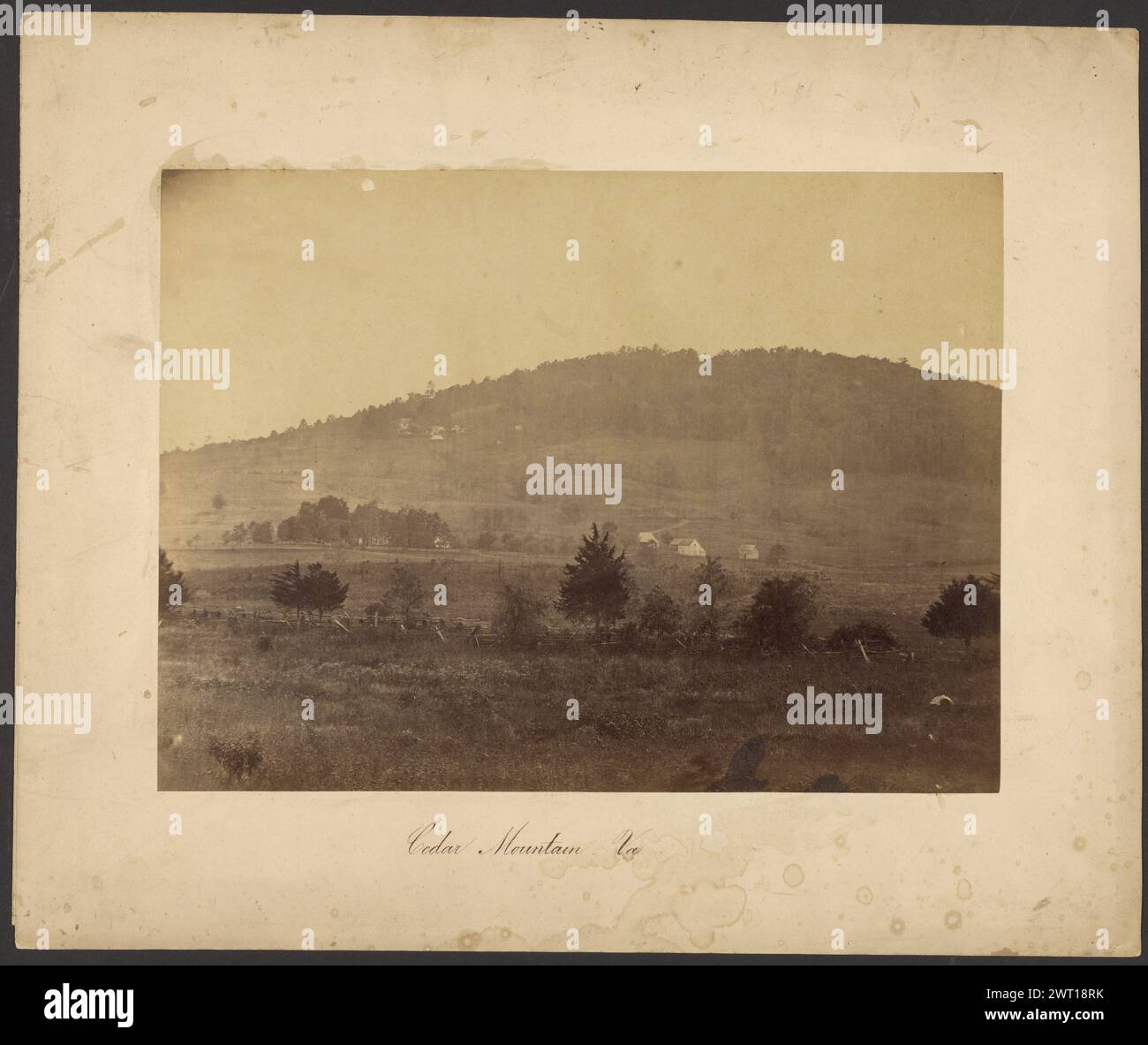 Cedar Mountain, Virginia. A.J. Russell, fotografo (americano, 1830 - 1902) autunno 1863 veduta degli edifici agricoli attraverso un campo alla base di una collina. (Recto, monta) centro inferiore, in inchiostro nero: "Cedar Mountain va."; (verso, Mount) in alto a sinistra, a matita: "Cedar Mountain"; in alto a destra, a matita: "CW-88"; in basso a destra, a matita: "200-"; in basso a destra, a matita: "repro Miller II pag. 21"; Foto Stock