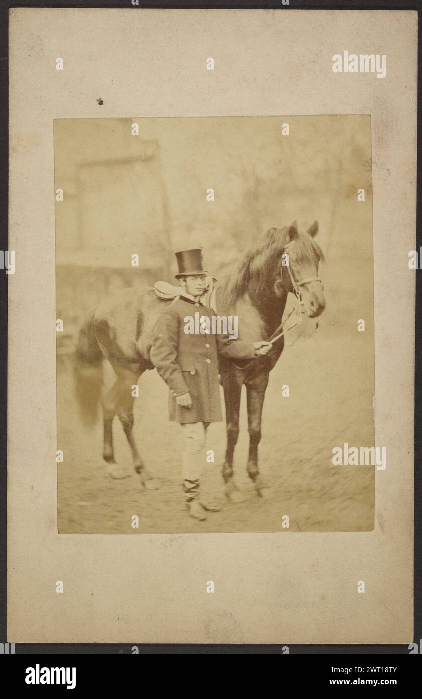 Uomo con cappello e gilet con cavallo. John Whistler, fotografo (britannico, 1830 - 1897) circa 1855-1865. Un uomo che indossa un cappello di cappello regge un cavallo alle redini. Foto Stock