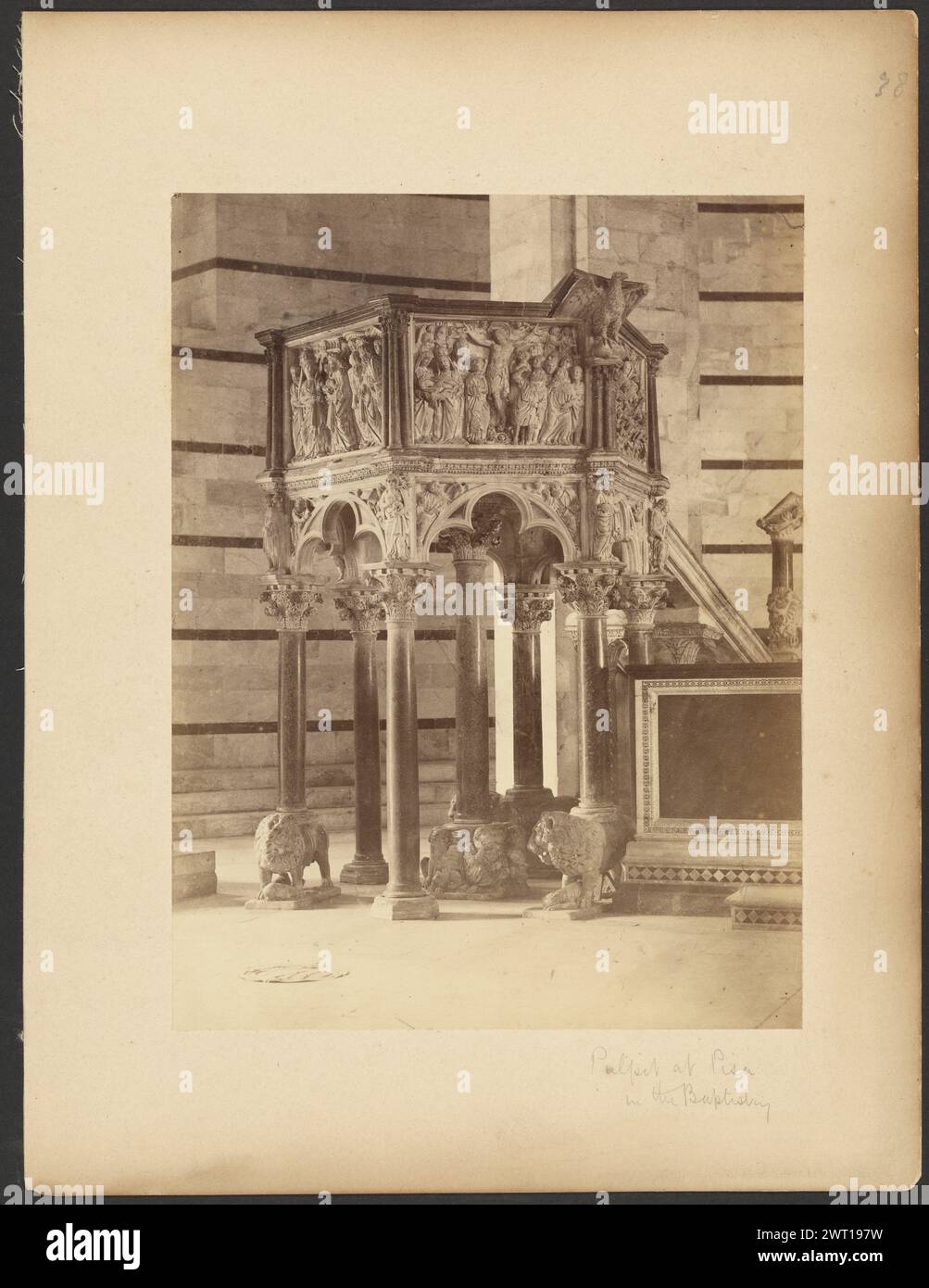 Pulpito, Cattedrale di Pisa. Sconosciuto, fotografo intorno al 1860-1880, Un pulpito decorato con sculture a rilievo rettangolari raffiguranti scene religiose. Il pulpito è sollevato da strette colonne, alcune delle quali poggiano sul dorso di piccoli leoni scolpiti. C'è una scultura di un'aquila sul pulpito sul retro della libreria. (Recto, monte) in alto a destra, matita: "38"; in basso a destra, matita: "Pulpito a Pisa/nel Battistero"; Foto Stock
