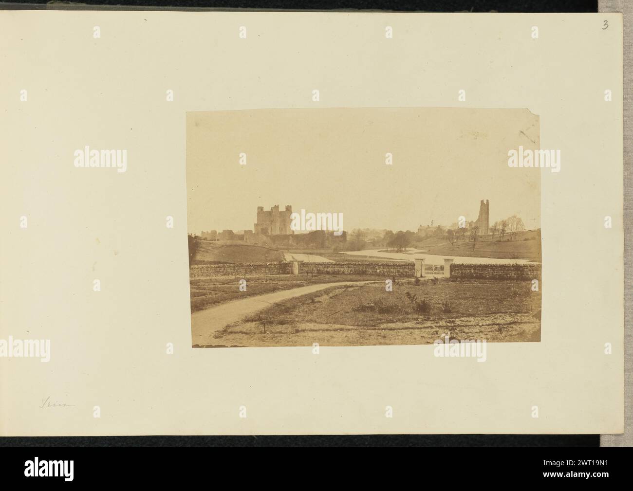 Accorciatura. Sir John Joscelyn Coghill, fotografo (irlandese, 1826 - 1905) intorno agli anni '1850 Una vista distante delle rovine del castello di Trim, visto lungo le rive del fiume Boyne. Una strada curva conduce a un muro di pietra in primo piano. Le rovine del castello sono visibili oltre il muro. (Recto, montaggio) in alto a destra, matita: "3"; in basso a sinistra, matita: "Rifilatura"; Foto Stock