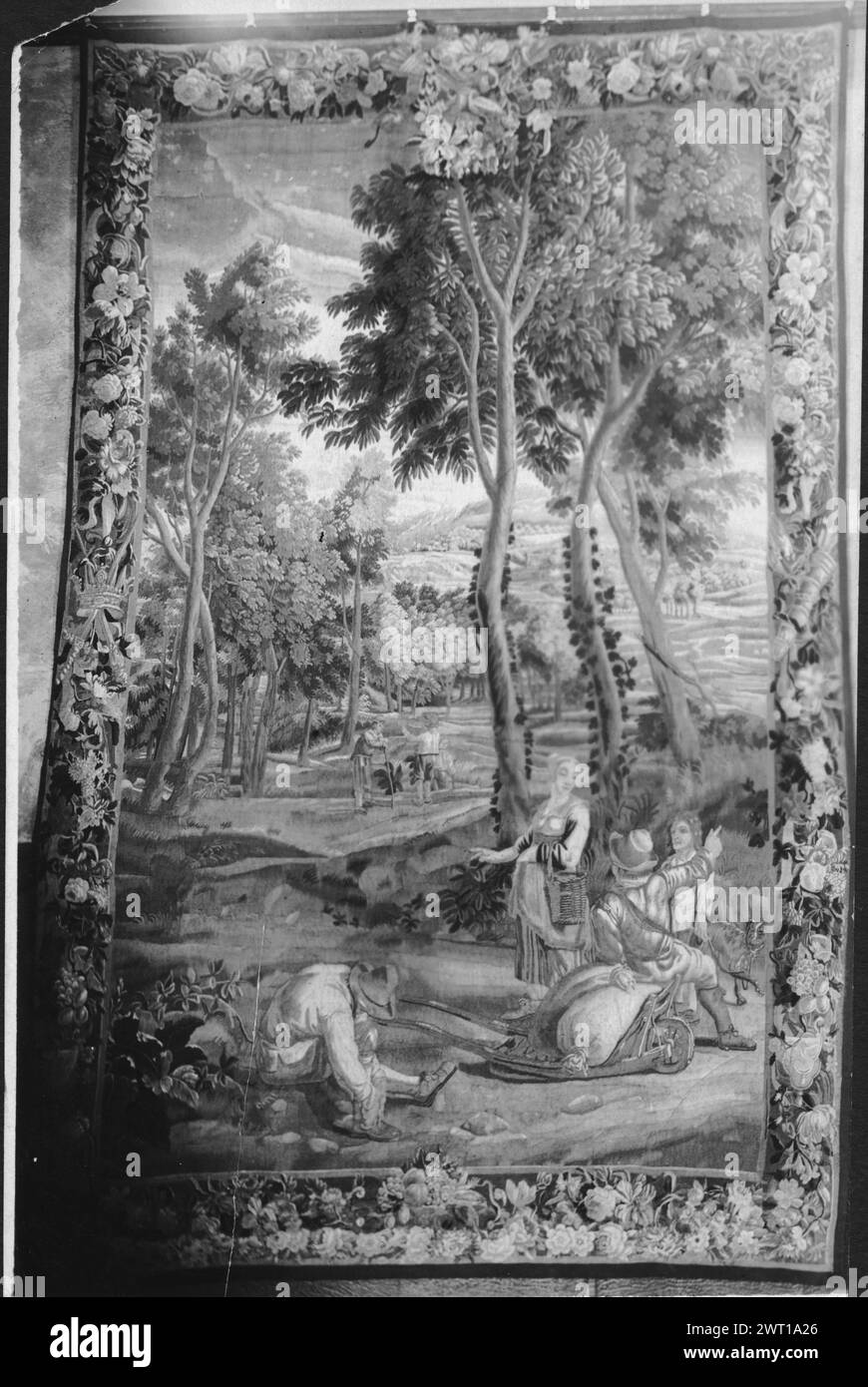 Scena paesaggistica. Teniers, Davide II (fiammingo, 1610-1690) (disegnato dopo, attr., paesaggio) [pittore] Teniers, David III (fiammingo, 1638-1685) (disegnato dopo, attr., paesaggio) [pittore] Coppens, Augustin (fiammingo, 1668-1740) (disegnato dopo, attr., figure) [pittore] c. 1700-1720 arazzi dimensioni: h 11' x W 6'5' arazzo materiali/tecniche: sconosciuta Cultura: Flemish Weaving Center: Bruxelles Proprietà storia: French & Co.. In un ambiente boscoso, figure riposanti e conversanti (BRD) ghirlanda di fiori; (L BRD) corona e spade, al centro; (R BRD) balzo di frecce, al centro; (UPR BRD) trofeo, in cen Foto Stock