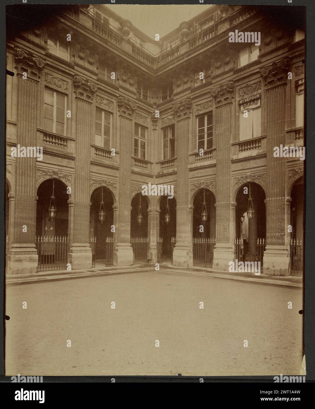 Palais-Royal. Eugène Atget, fotografo (francese, 1857 - 1927) 1904–1905 incrocio di due ali del cortile iscrizione: Titolo e numero negativo '4967' inciso verso print. Foto Stock