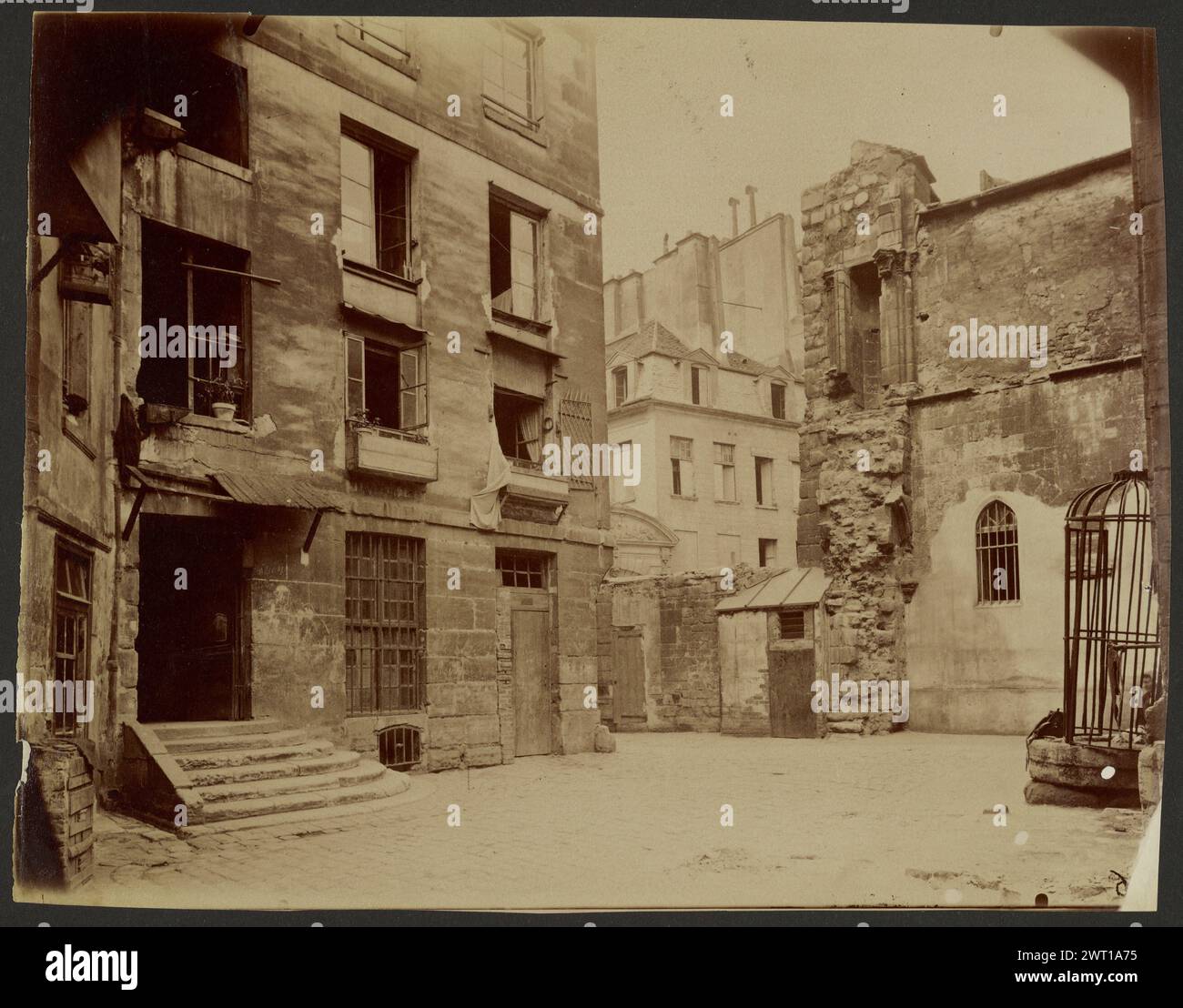 Cortile con gabbia. Eugène Atget, fotografo (francese, 1857 - 1927) 1898 cortile con edifici fatiscenti e iscrizione a testa di pozzo: Numero negativo 3056 inciso verso print. Foto Stock
