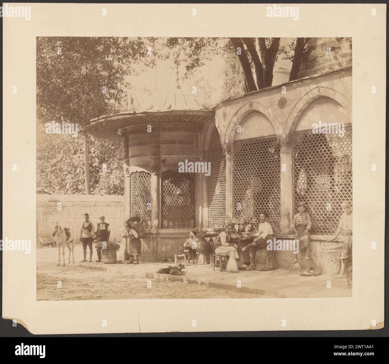 La Mosquée Schah Zadé. Pascal Sébah, fotografo (turco, 1823 - 1886) tra la fine degli anni '1860 e l'inizio degli anni '1870, persone che si rilassano all'esterno di un edificio. (Recto, stampa) in basso a sinistra, inciso sul negativo: '468/ [illeg.] De la Mosquée Schah Zadé»; Foto Stock