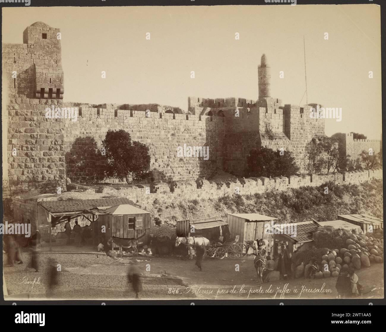 Forteresse prés de la porte de Jaffa à Gerusalemme. Félix Bonfils, fotografo (francese, 1831 - 1885) 1867–1870 baracche di legno, animali e carretti fuori la porta di Giaffa e il muro di pietra intorno a Gerusalemme. (Recto) in basso a destra, inciso sul negativo: "846 - Forteresse prés de la porte de Jaffa à Jerusalem" (verso) in basso a sinistra, a matita: "L52.16 (Bon)" Foto Stock