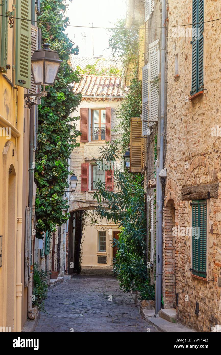 Pittoresca strada acciottolata nella città vecchia di Antibes sulla Costa Azzurra nel sud della Francia Foto Stock