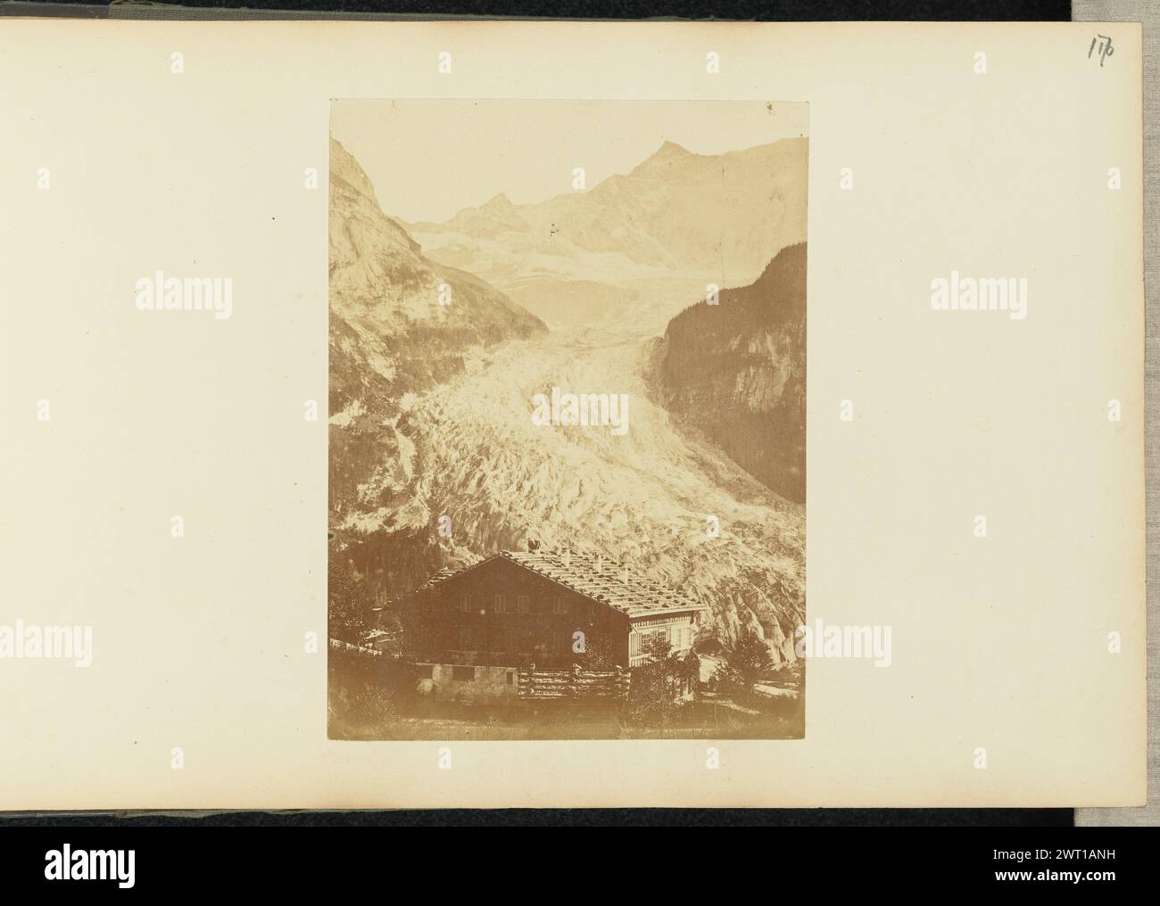 Casa e passo di montagna. Sir John Joscelyn Coghill, fotografo (irlandese, 1826 - 1905) intorno agli anni '1850 Una casa di legno con un tetto spiovente costruita ai margini di un passo di montagna. Il valico sembra essere ricoperto di neve o ghiaccio. (Recto, monte) in alto a destra, matita: "117 ['7' scritto su '0']"; Foto Stock