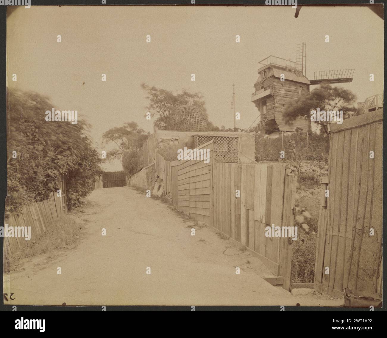 Montmartre. Eugène Atget, fotografo (francese, 1857 - 1927) 1899–1900 corsia con mulino a vento oltre recinzioni in legno iscrizione: Titolo e numero negativo '3707' inciso verso print. Foto Stock