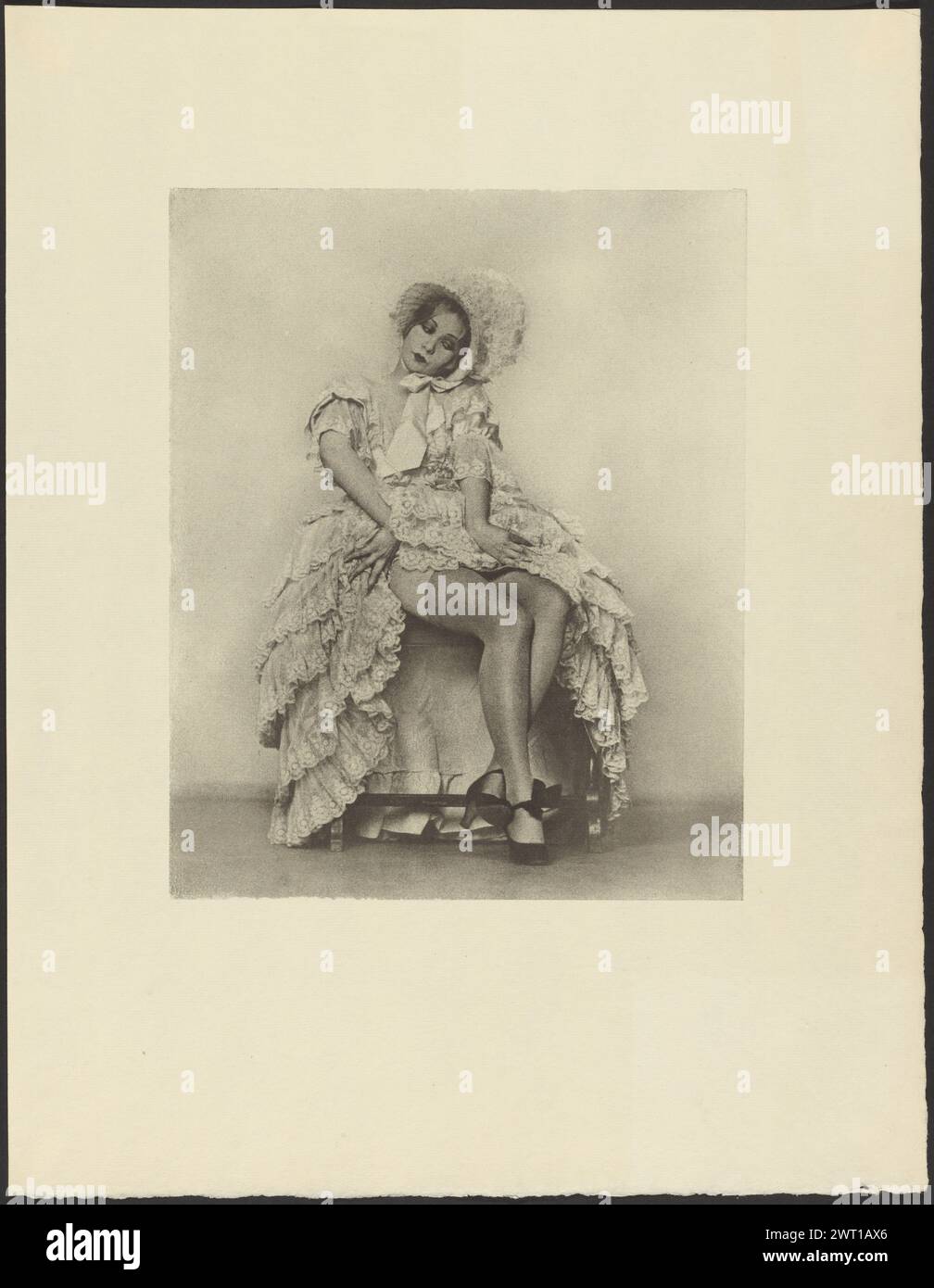 Donna seduta in un abito con volant con espressione del viso Coquettish. Arthur F. Kales, fotografo (americano, 1881 - 1936) circa 1920 (verso, foglio) inciso in matita blu, in alto a sinistra: '81' Foto Stock