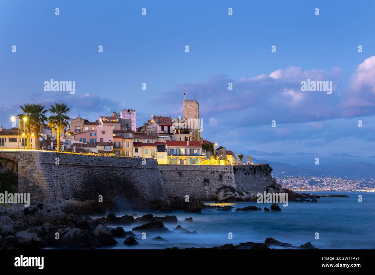 Vista delle mura di bastione e della città vecchia di Antibes di notte sulla Costa Azzurra nel sud della Francia Foto Stock