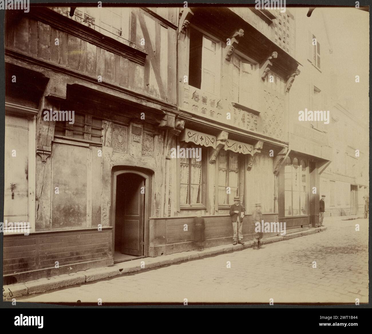 Beauvais, Maison Rue de la Manufacture. Eugène Atget, fotografo (francese, 1857 - 1927) 1904 Antica casa con dovecote al n. 20 rue de la Manufacture, iscrizione XV-XVI secolo: Titolo e numero negativo 6528 inciso verso print. Iscrizione secondaria: Inciso verso stampa nella mano di André Jammes: 'ANC. coll. x? Vendue per A. Brieux'. Foto Stock