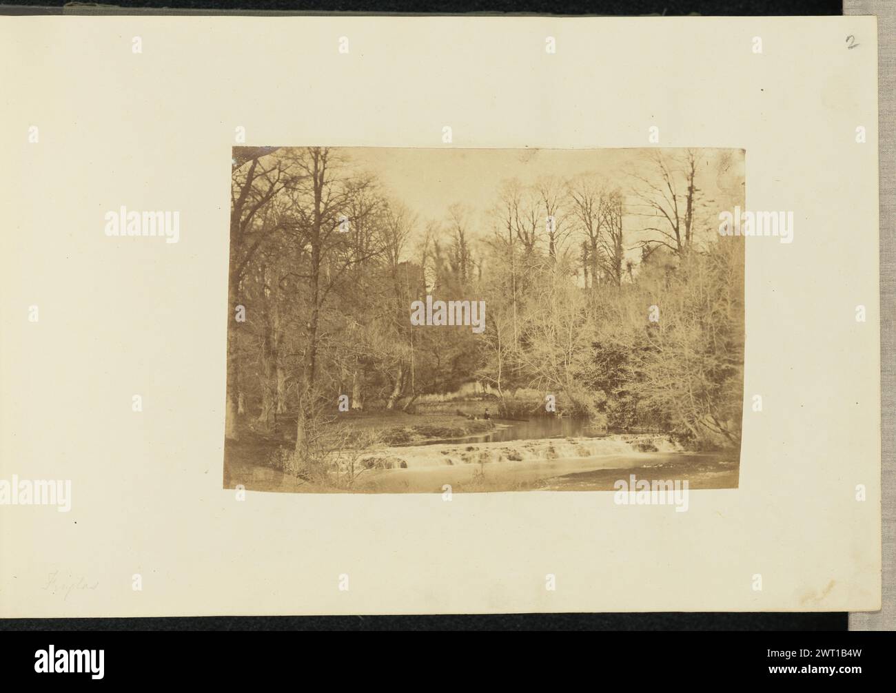 Finglas. Sir John Joscelyn Coghill, fotografo (irlandese, 1826 - 1905) intorno agli anni '1850 Una visione distante di un uomo seduto al bordo di un ruscello. Una foresta circonda il torrente. Una piccola cascata copre la larghezza del torrente in primo piano. (Recto, monta) in alto a destra, matita: "2"; in basso a sinistra, matita: "Finglas"; Foto Stock